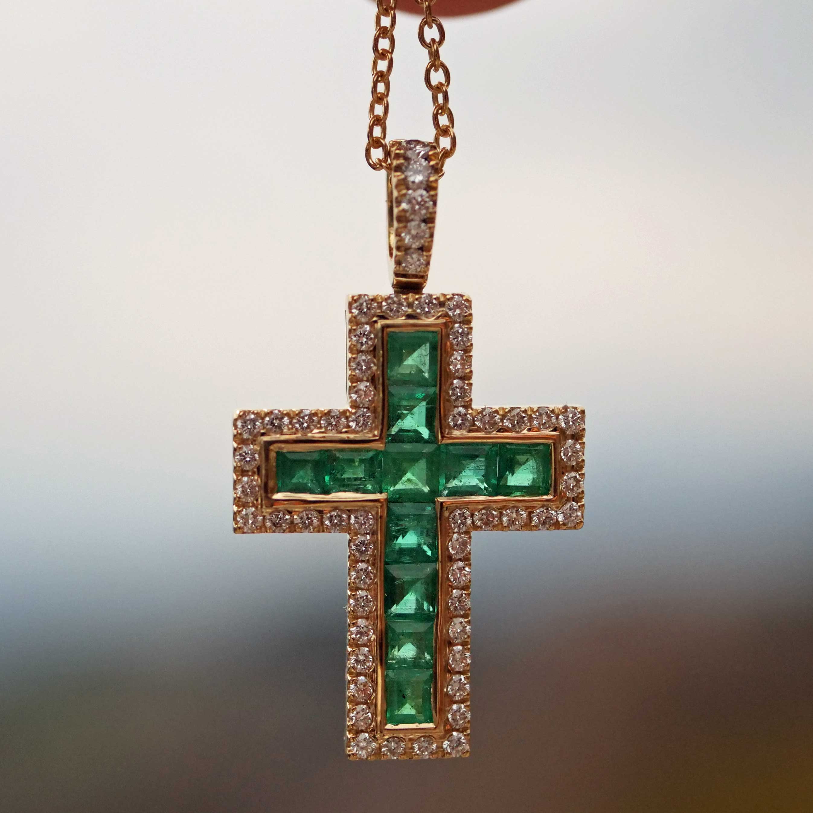 Bright Green AAA+ Panshir Emerald Brilliant Cross with Chain in 750 Yellow Gold - 0.98 ct 0.38 ct TW VS