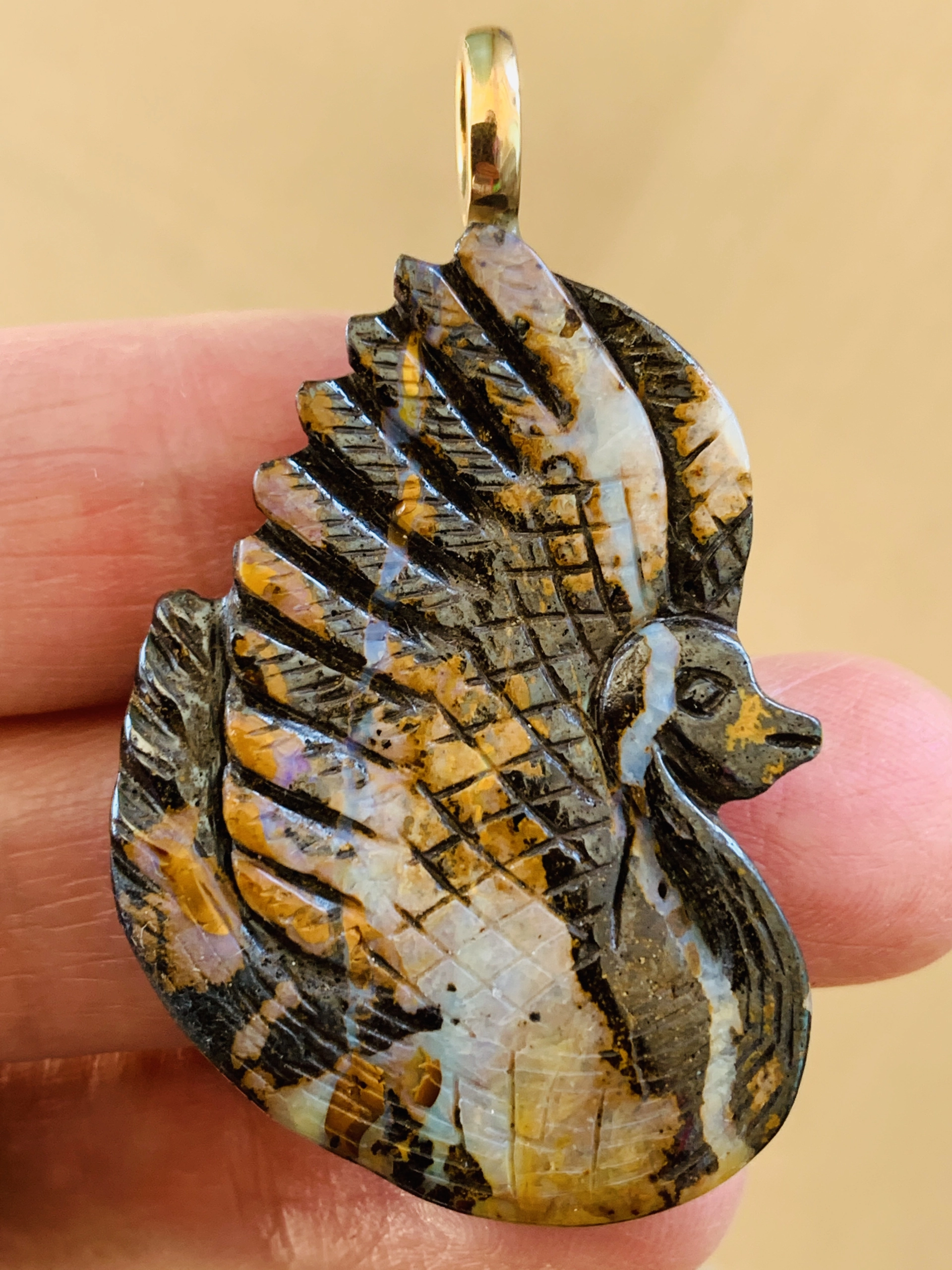 Schwan Anhänger 585er Gelbgold Rundöse Boulder Opal handgeschnitzt