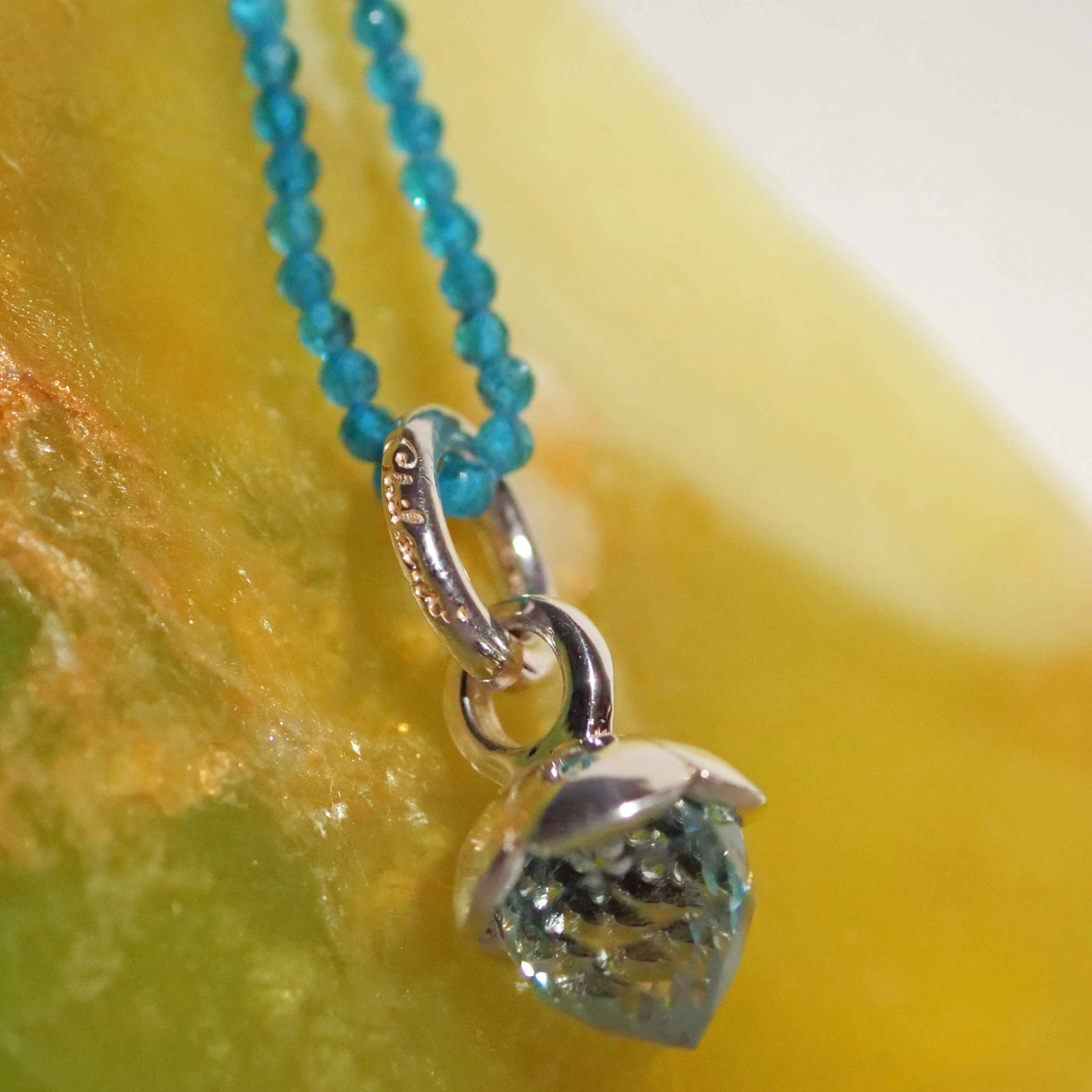 Chilango Pendant 4 Leaves Out of Nature 925 Silver Sky Topaz  25 x 11.5 mm