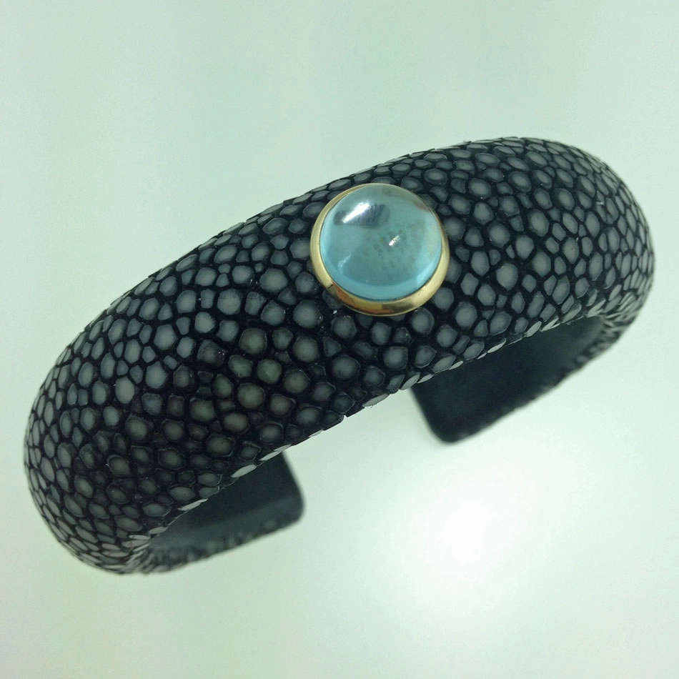 Topaz Stingray Bracelet 14 kt Yellow Gold...Eternity Blue