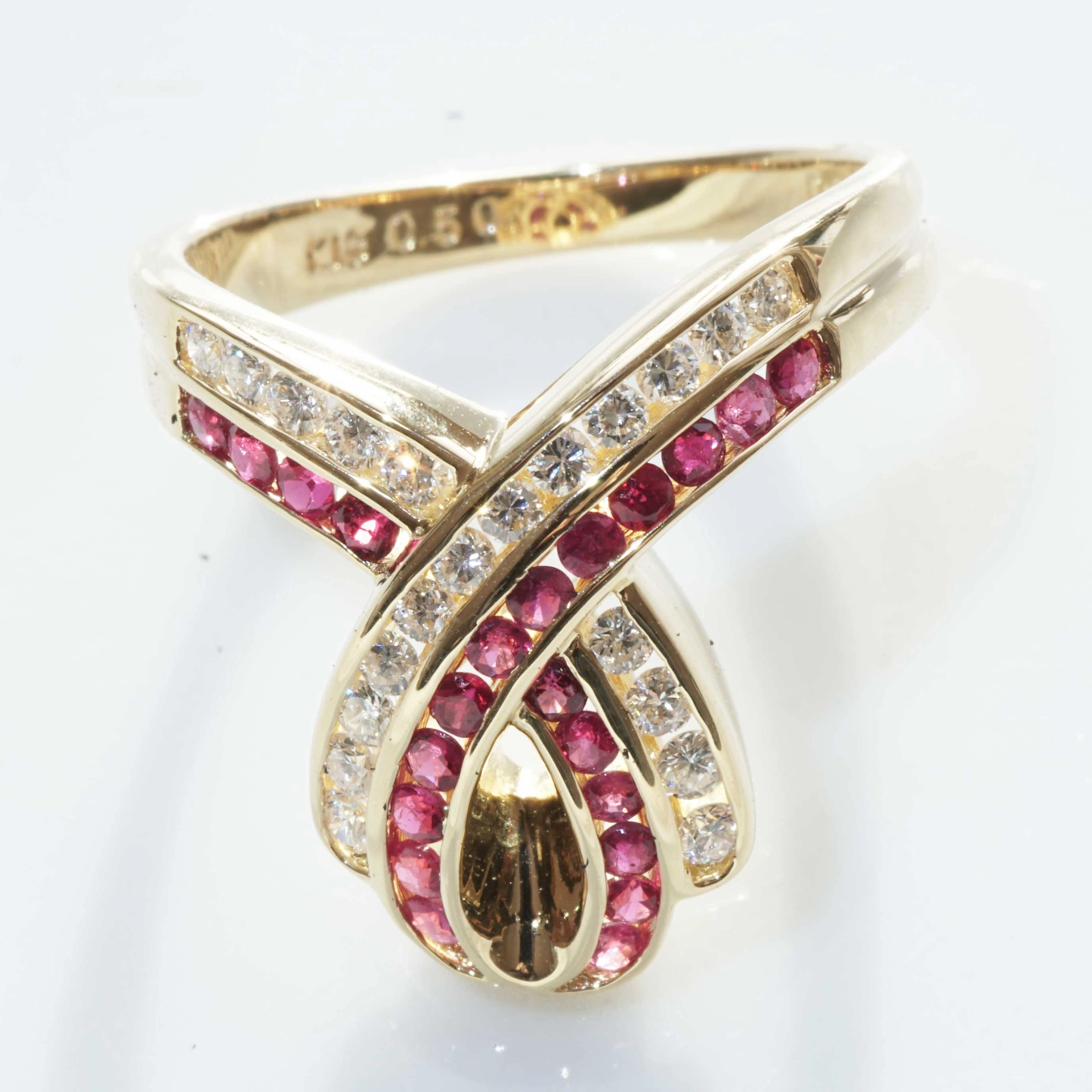 Rubin-Brillant-Ring-750er-Gelbgold-0-50-ct-0-38-ct-mit-Schwung-ins-Leben-SON03173 Ruby Brilliant Ring 18 kt Yellow Gold 0.50 ct 0.38 ct...with momentum into Life