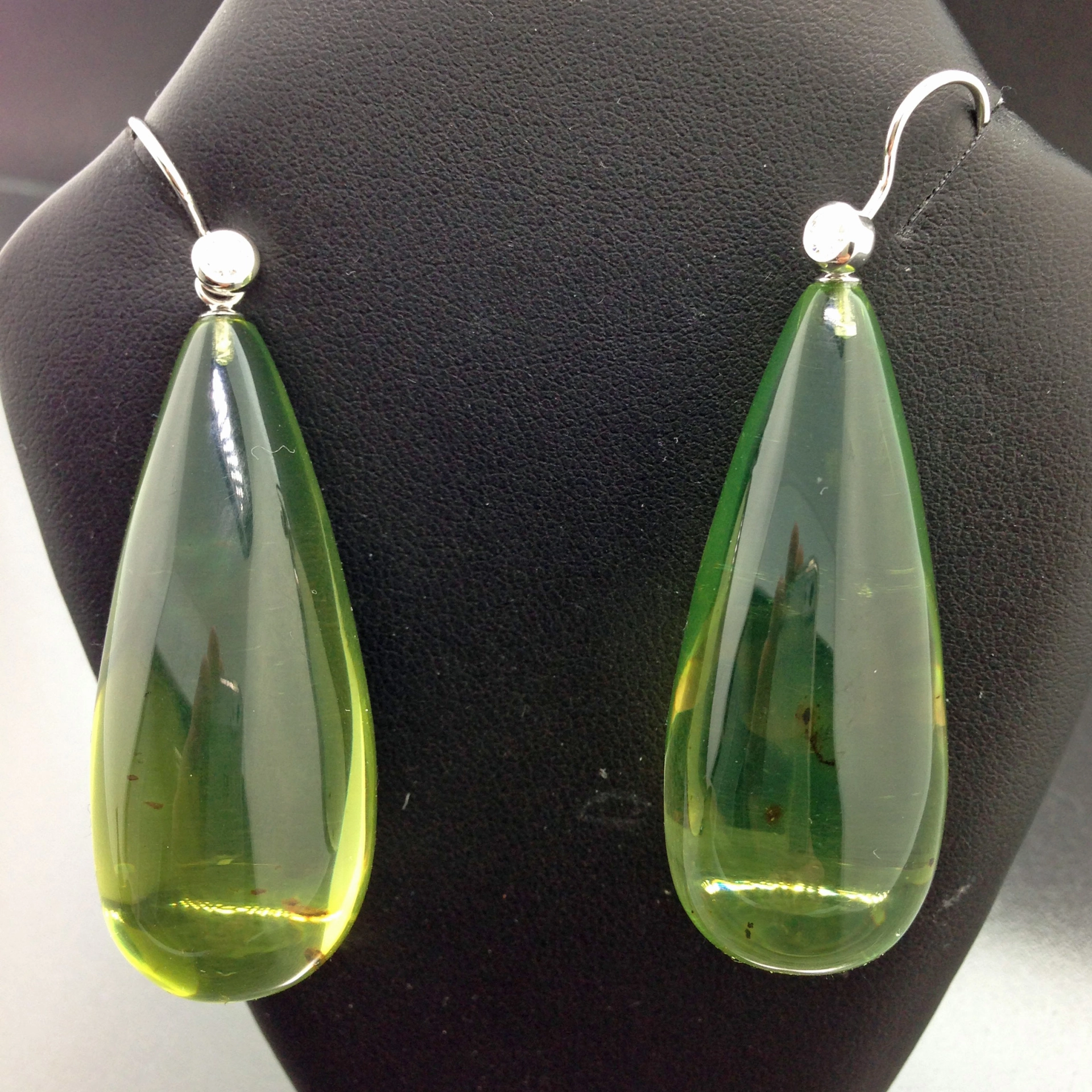 Brillant-Ohrhänger mit grünem Bernstein, 585/-Weißgold