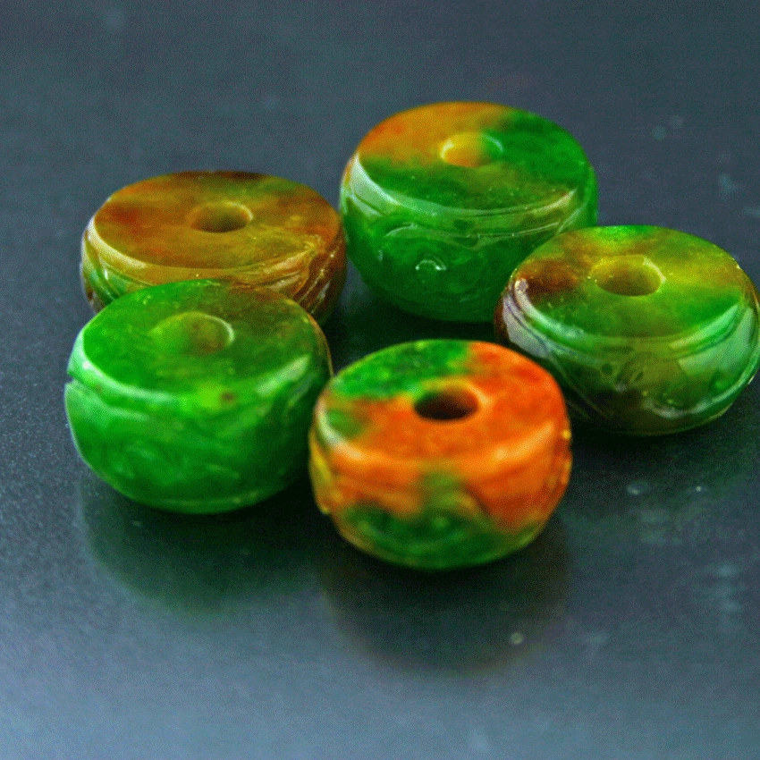 Jadeit-Rondellen, von 2 bis 2,6 cm D., geschnitzt