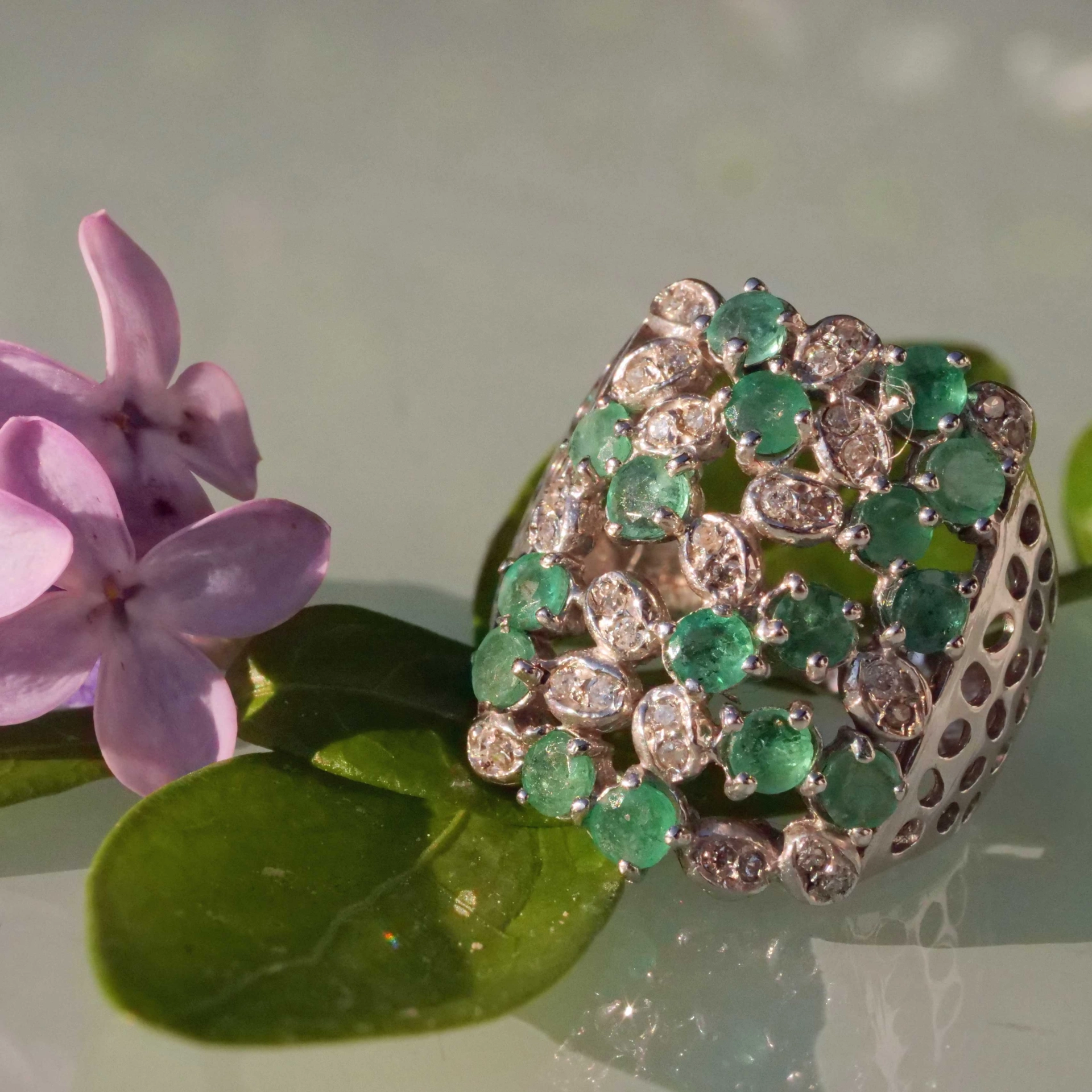 Representative Emerald Diamond Ring of a special kind 18 kt White Gold