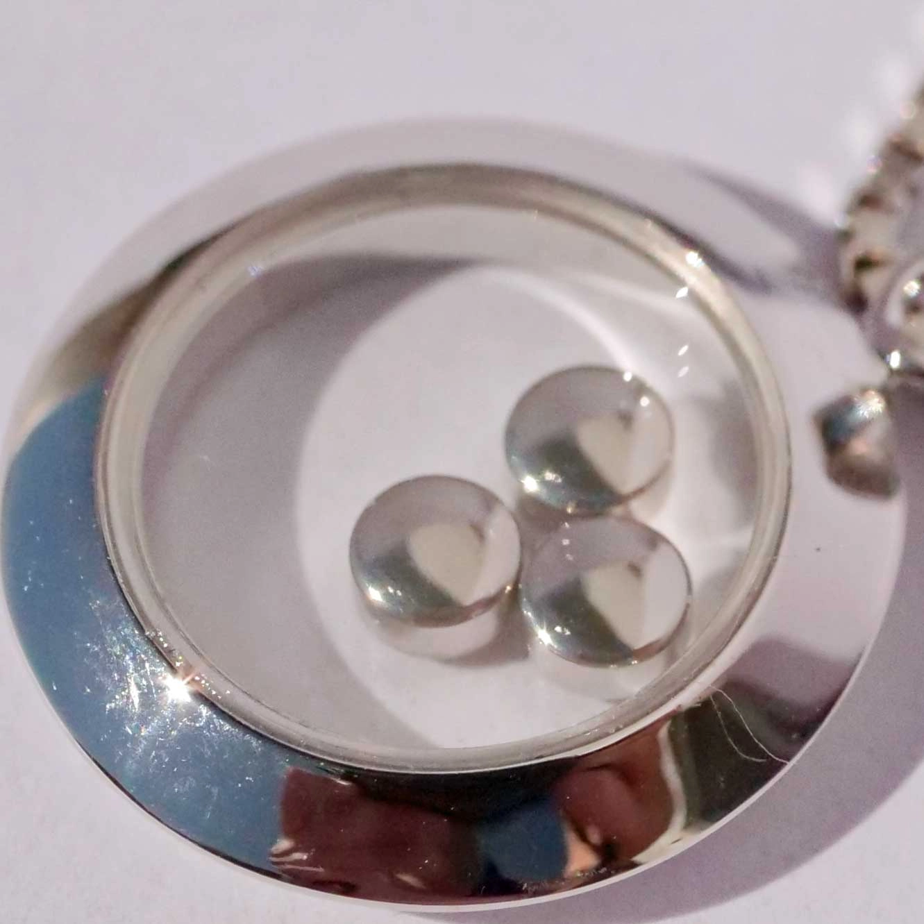 Pendant in 750 White Gold with movable full-cut Diamonds....Eye Catcher