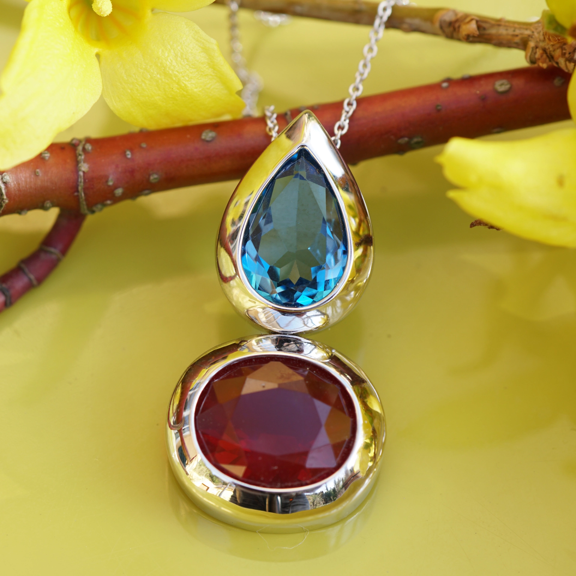 Feueropal Topas Anhänger mit Kette 31 x 16 mm 750er Gold 3.27 und 3.86 ct