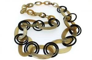 Lange Hornkette, handgearbeitet
