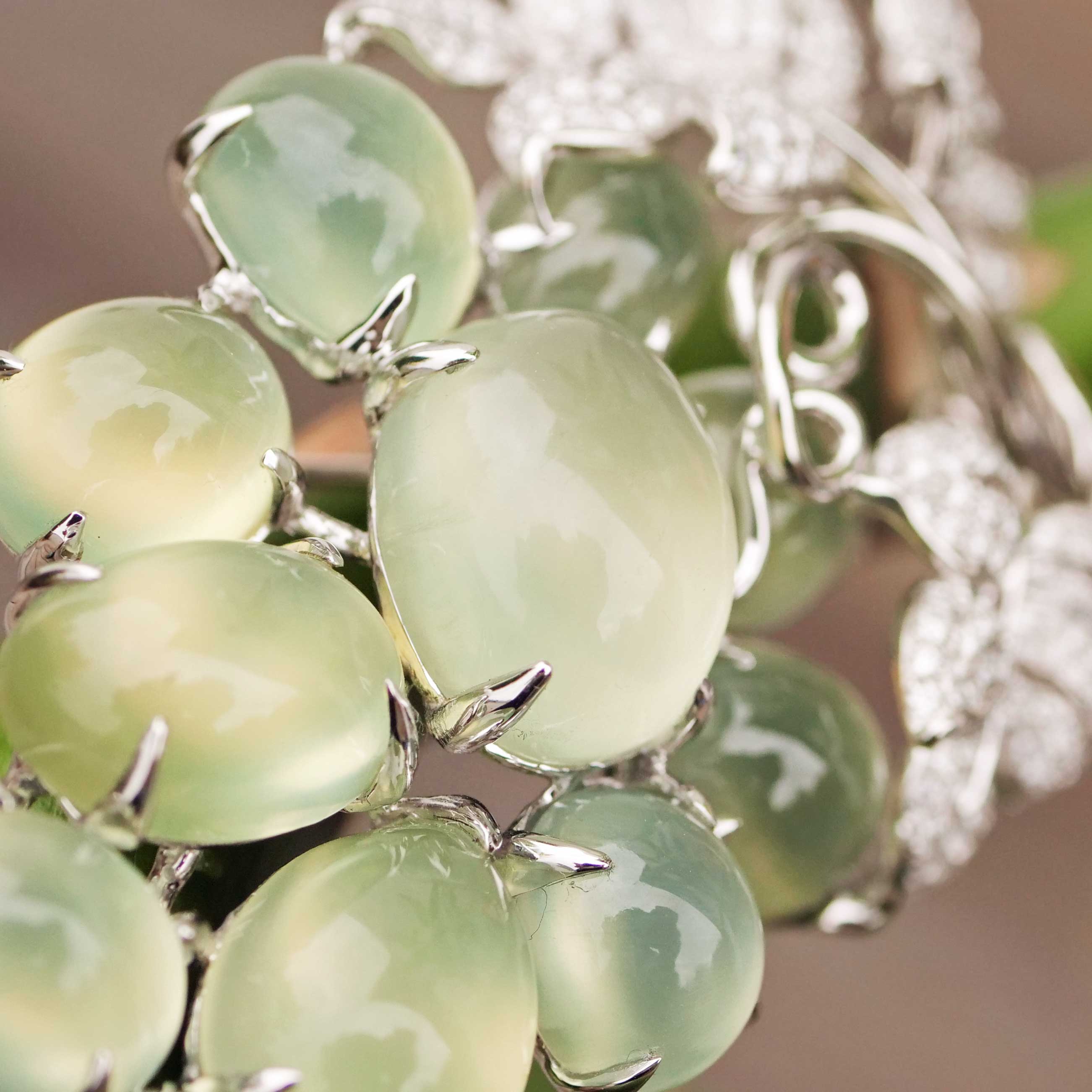 Wine Prehnite Brilliant Brooch with Pendant 750 White Gold 70 ct 2.19 ct TW / VVS-VS 