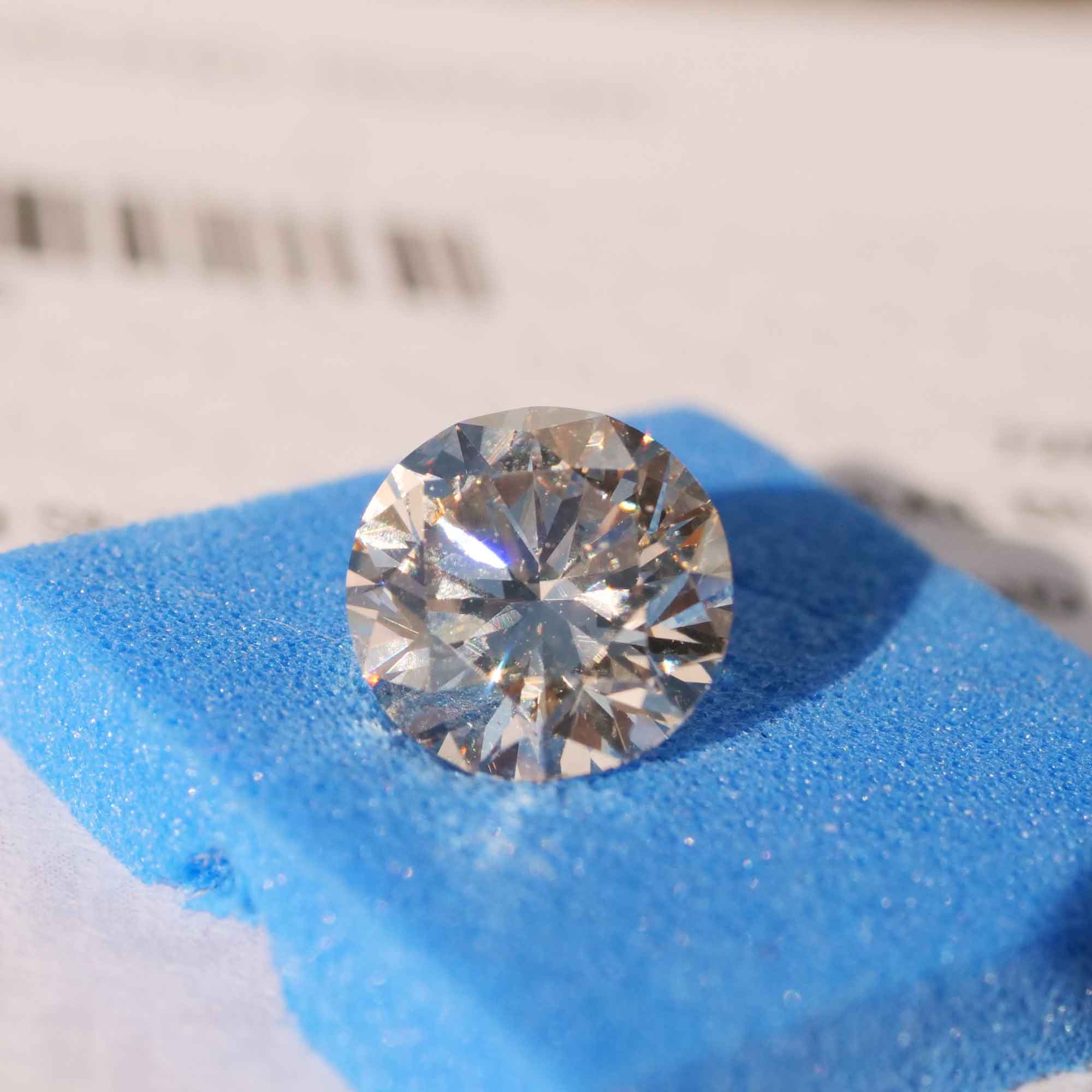 2.01 ct Brilliant Diamond Color L Clarity VS2 Cut Excellent IGI Expertise 7.89 - 7.99 x 5.06 mm