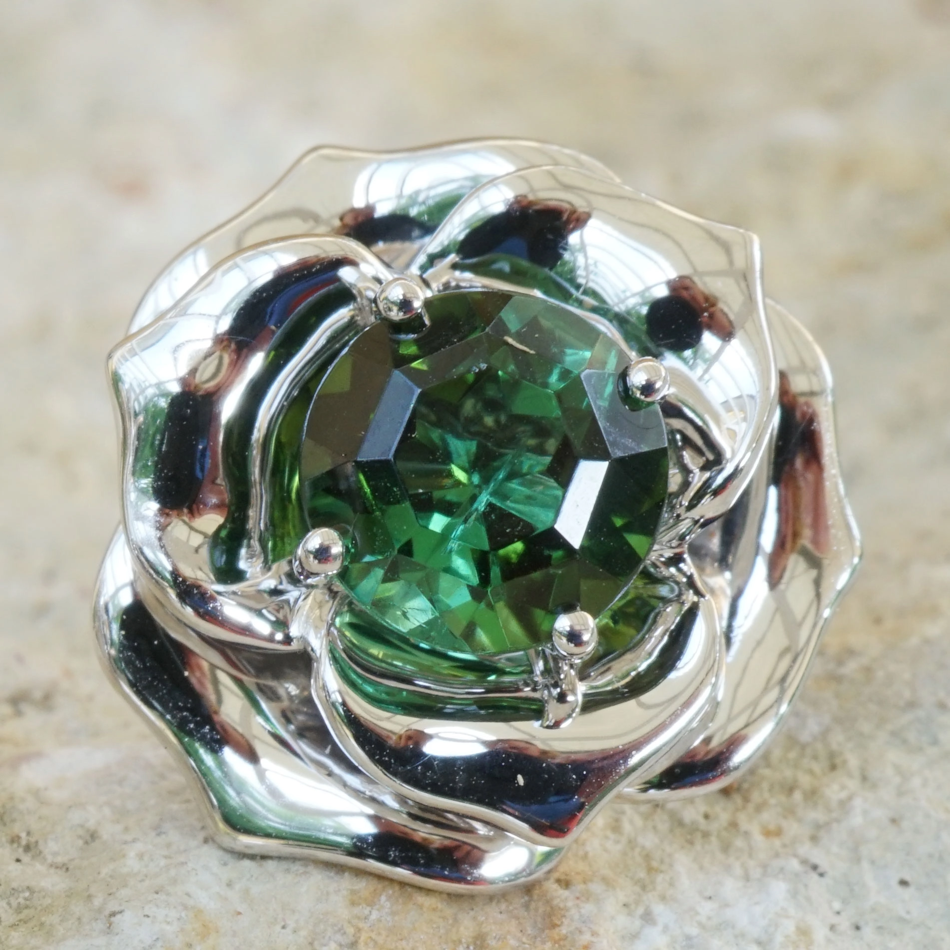 Tourmaline Earstuds 18 kt Whitegold......Amazing Color
