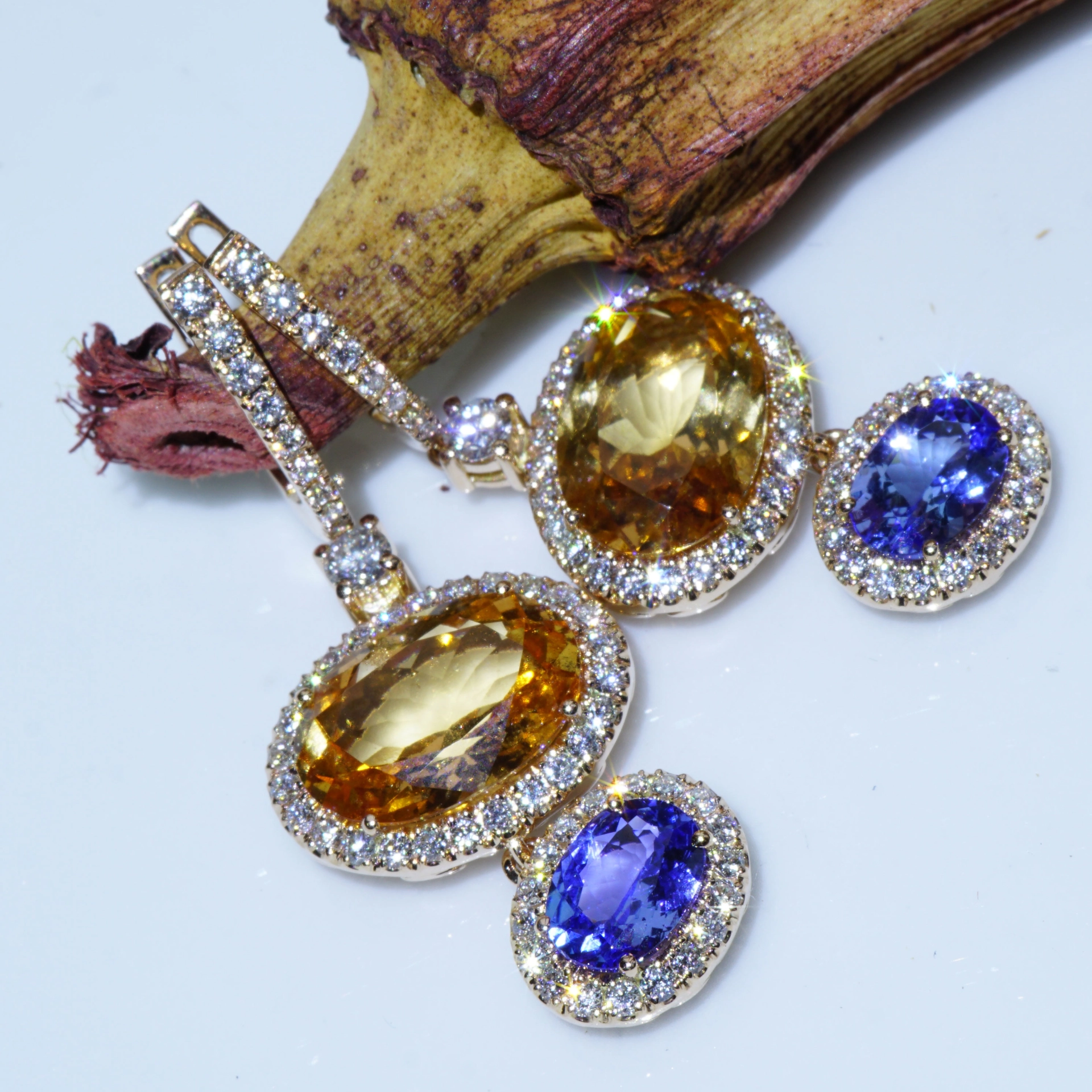Stunningly beautiful Earrings with apricot-colored Garnet and Tanzanite 18 kt Rosegold