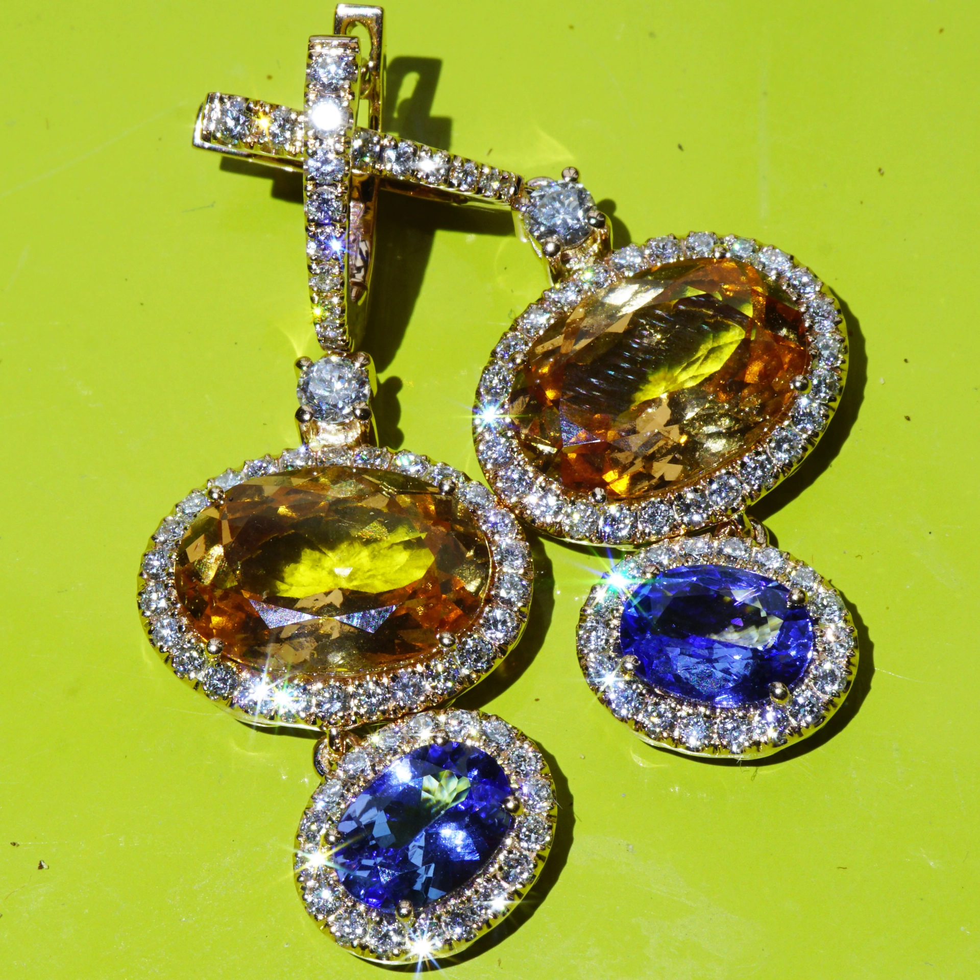 Stunningly beautiful Earrings with apricot-colored Garnet and Tanzanite 18 kt Rosegold