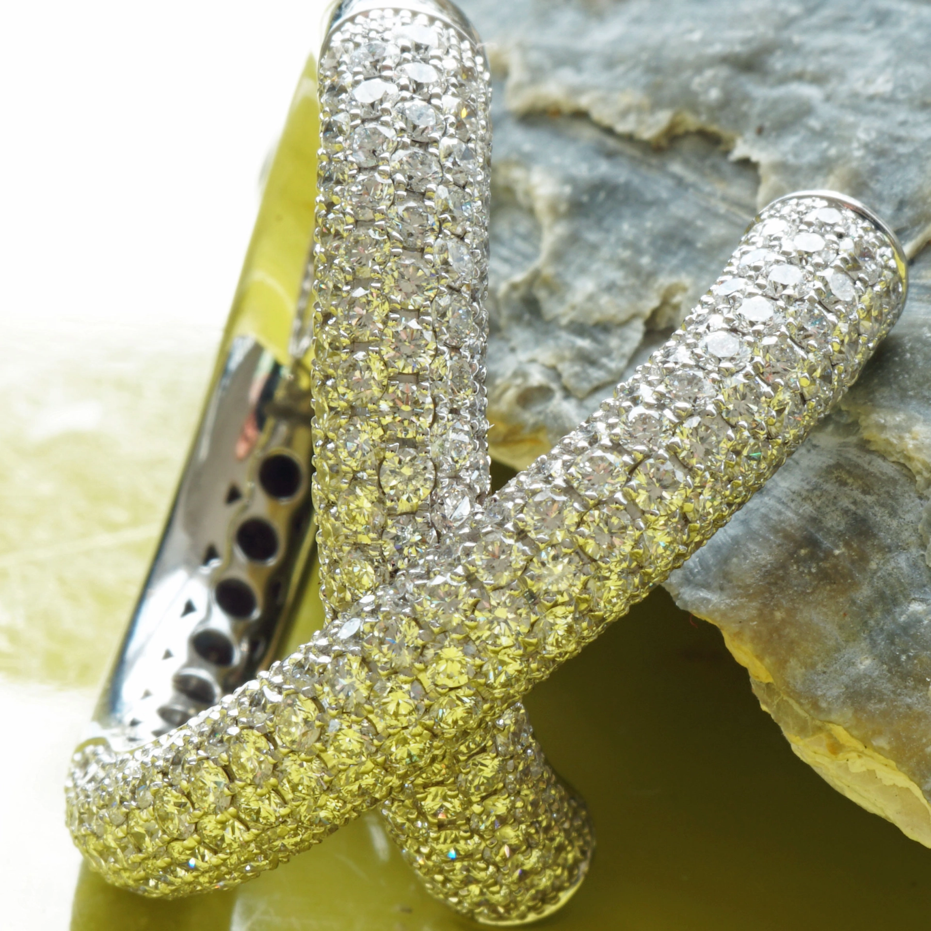 Give me a X....diamond Highlight, what a design! 18kt  whitegold, every diamond set with very professionell, approx. 3.42 ct