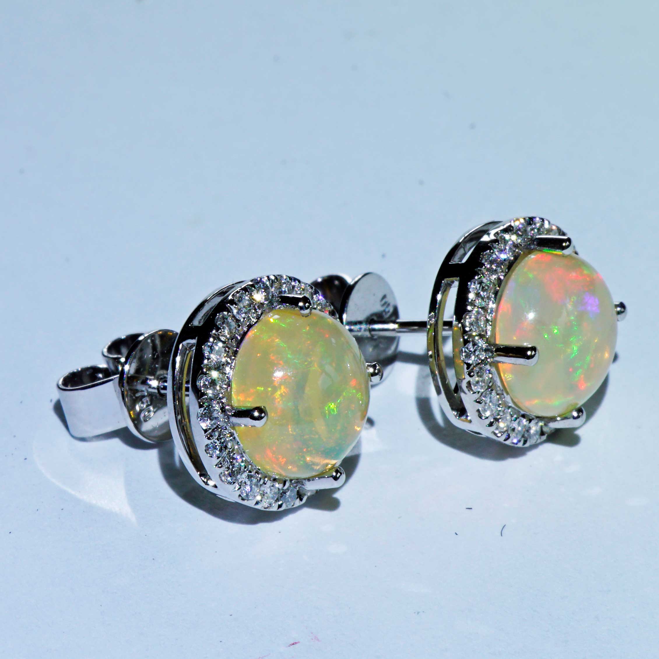 Brilliant Opal Ear Stud 18 kt Whitegold TW / VS lively fine transluzent Ethiopia