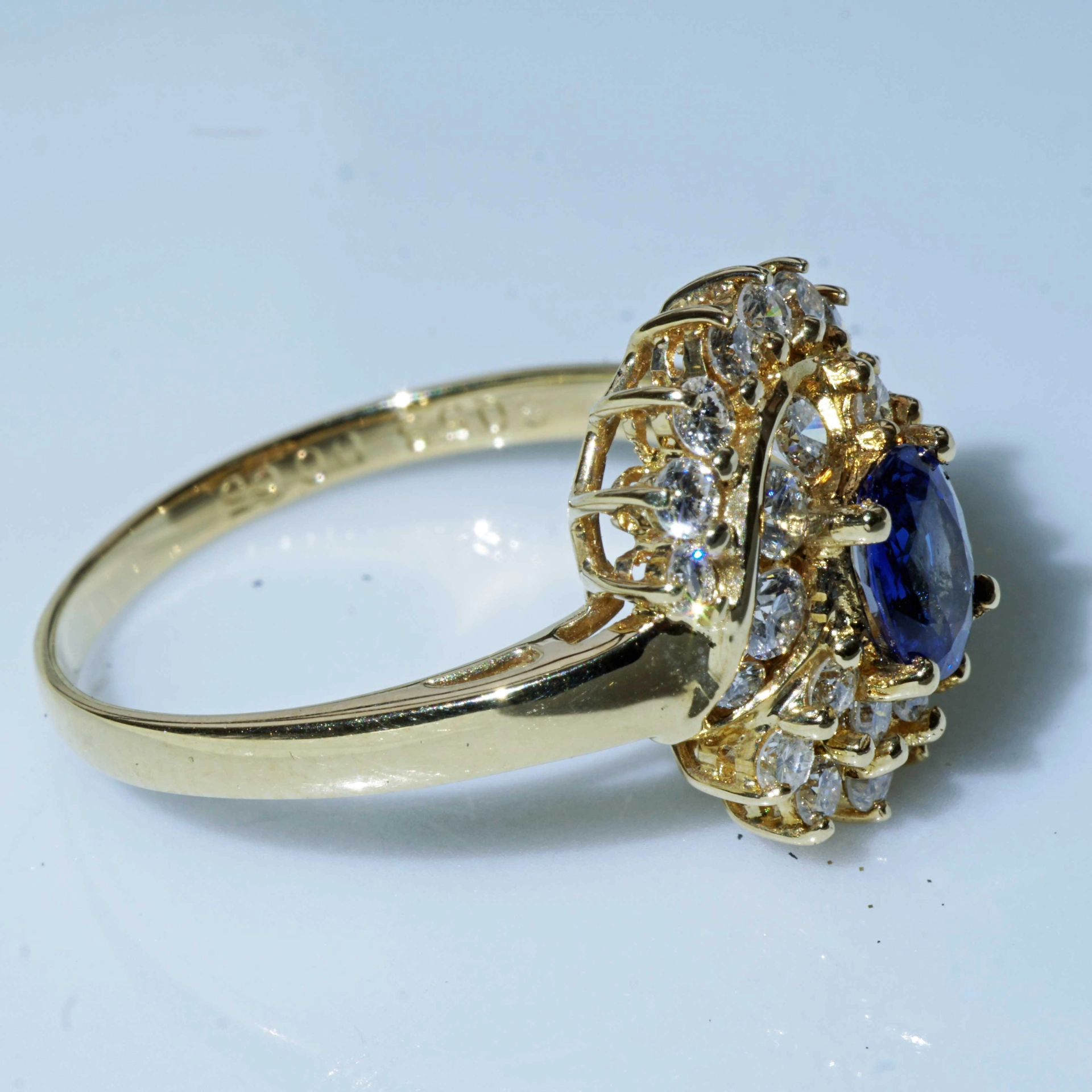 Sapphire Brilliant Ring 18kt Yellowgold 0.53 ct 0.65 ct wonderful royal Blue