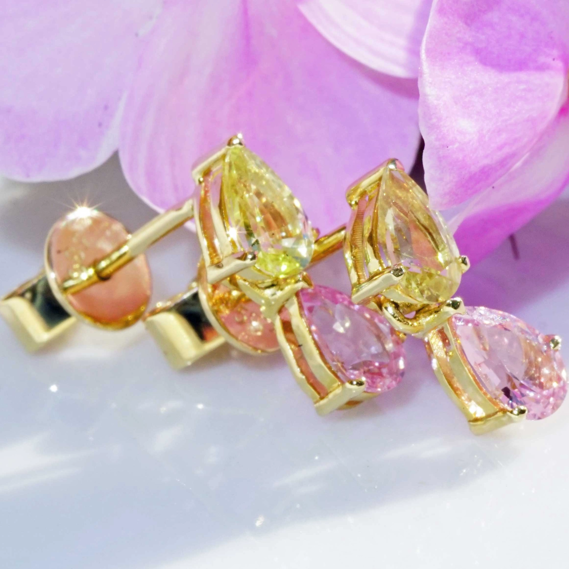 Saphire Earrings pink yellow 18 kt Yellow Gold Ilanka Mine Madagascar