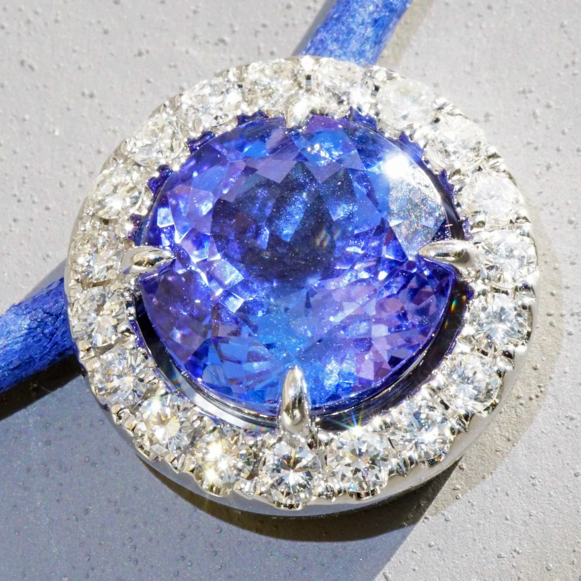 Tansanite Brilliant Pendant 2.86 ct 0.37 ct TW VS..hot blue 18kt White Gold...great Color