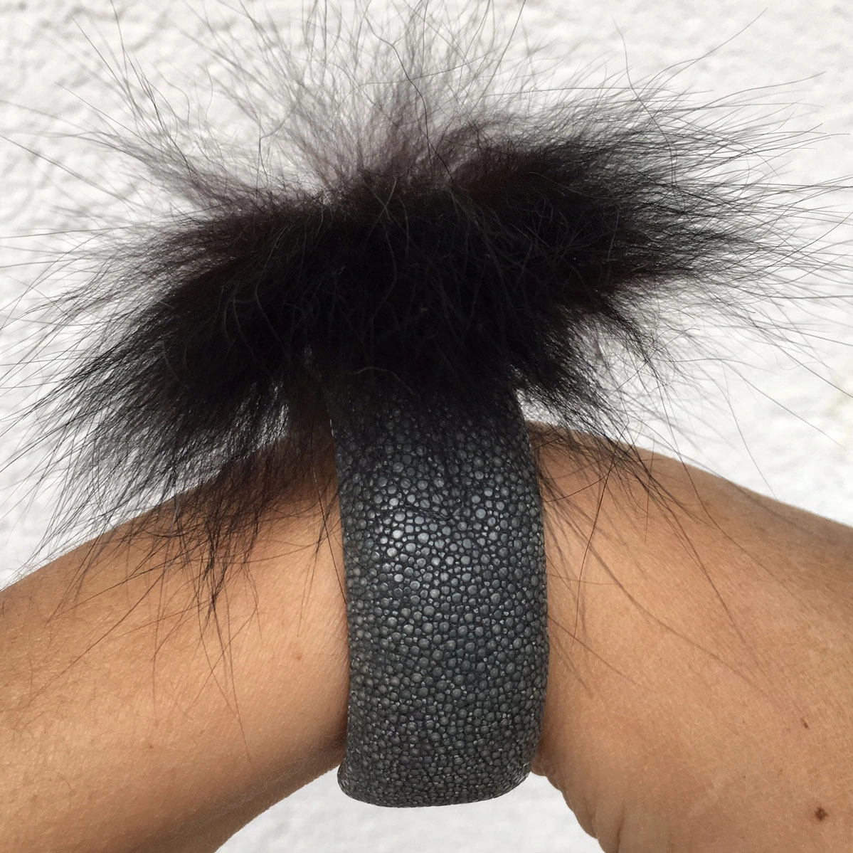 LUXUSPERLE-grauer Rochenleder-Armreif mit Tahiti-Zuchtperle und Pelz