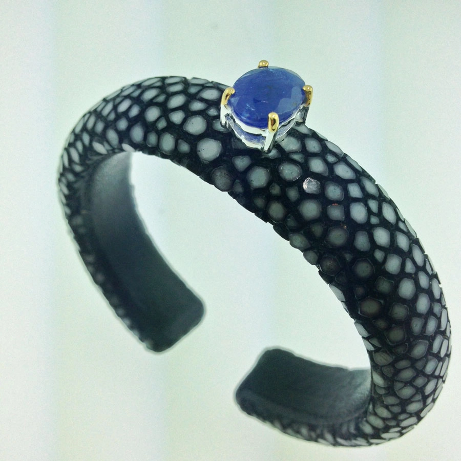 Tansanit-Rochenleder-Armreif-Silber-585er-Gold