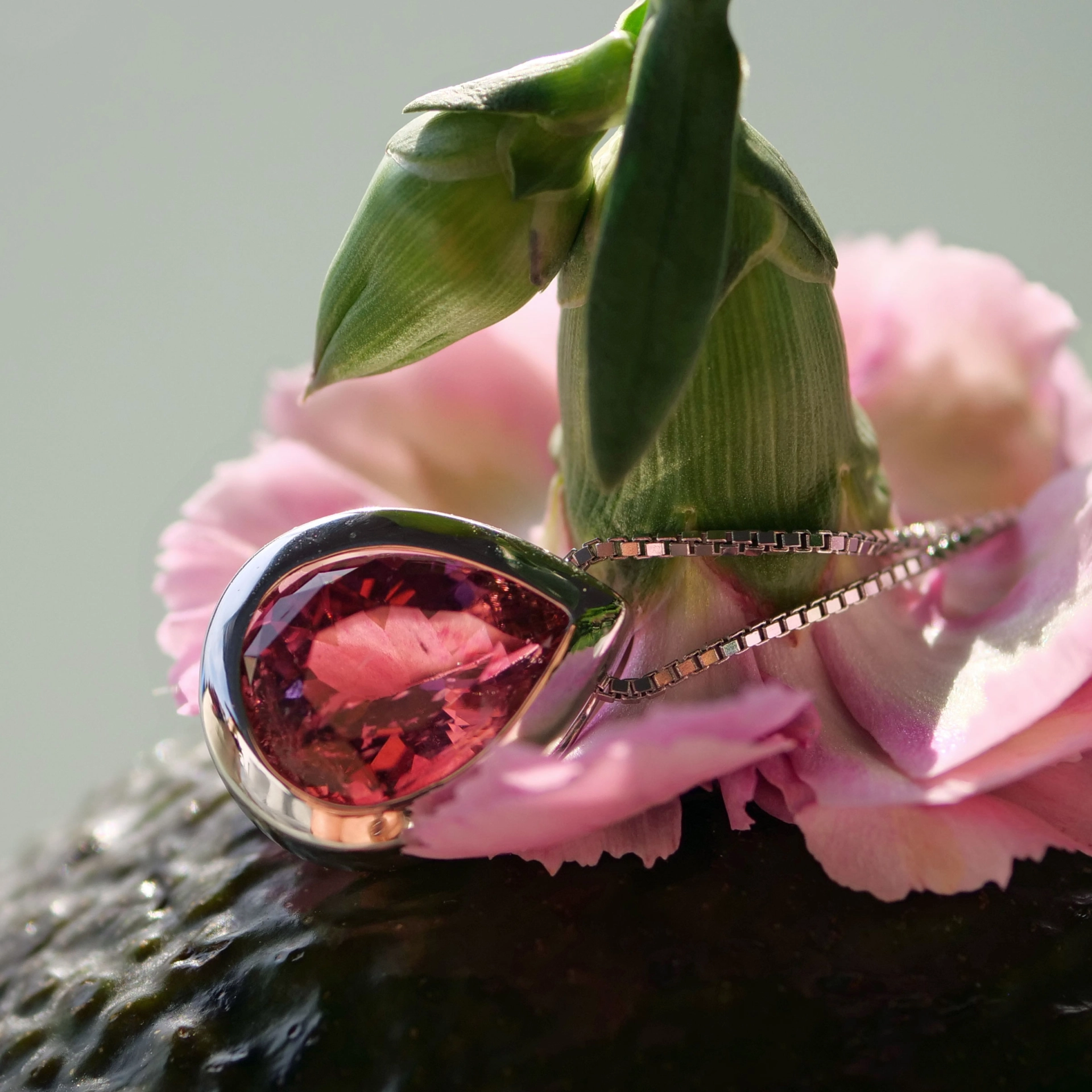 ..big pink turmalin pendant.....very nice color....great appearance, drop cut, approx. 3.66 ct, AAA