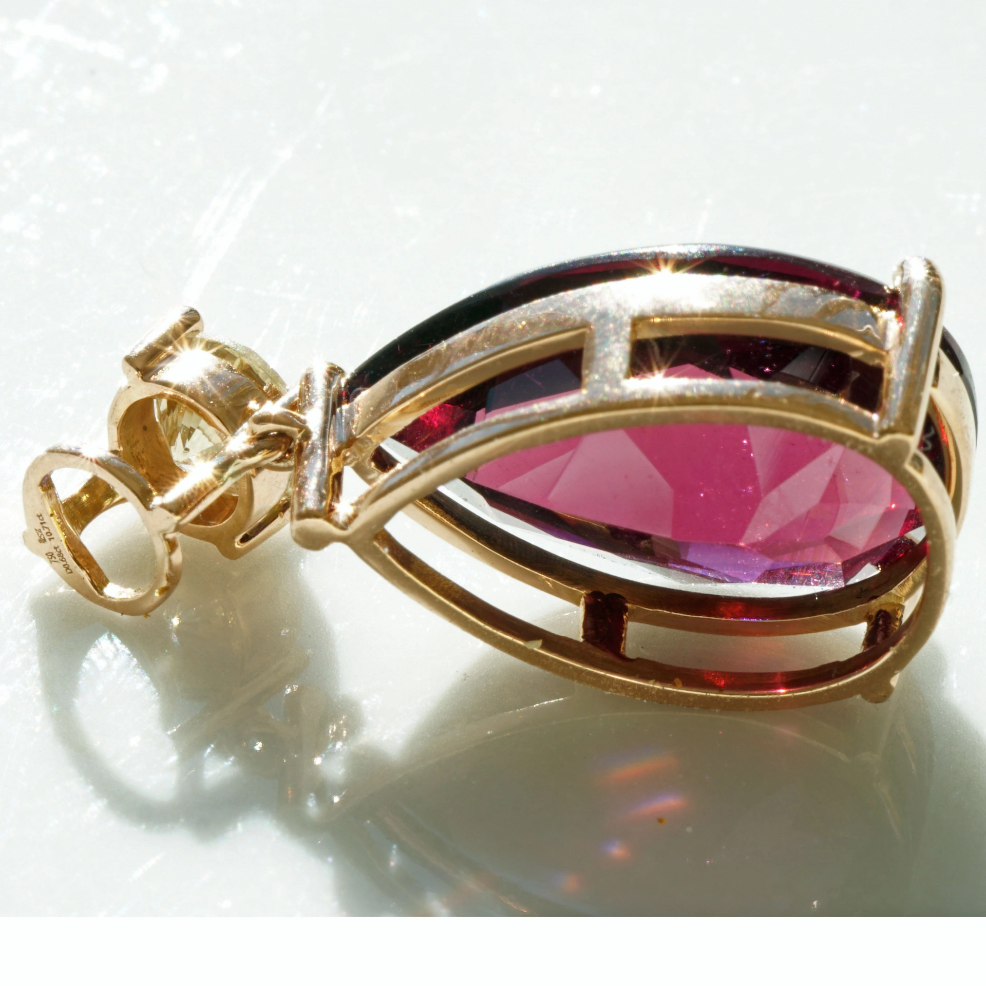 Rhodolithe Garnet 10 ct amazing Color with IGI Diamond