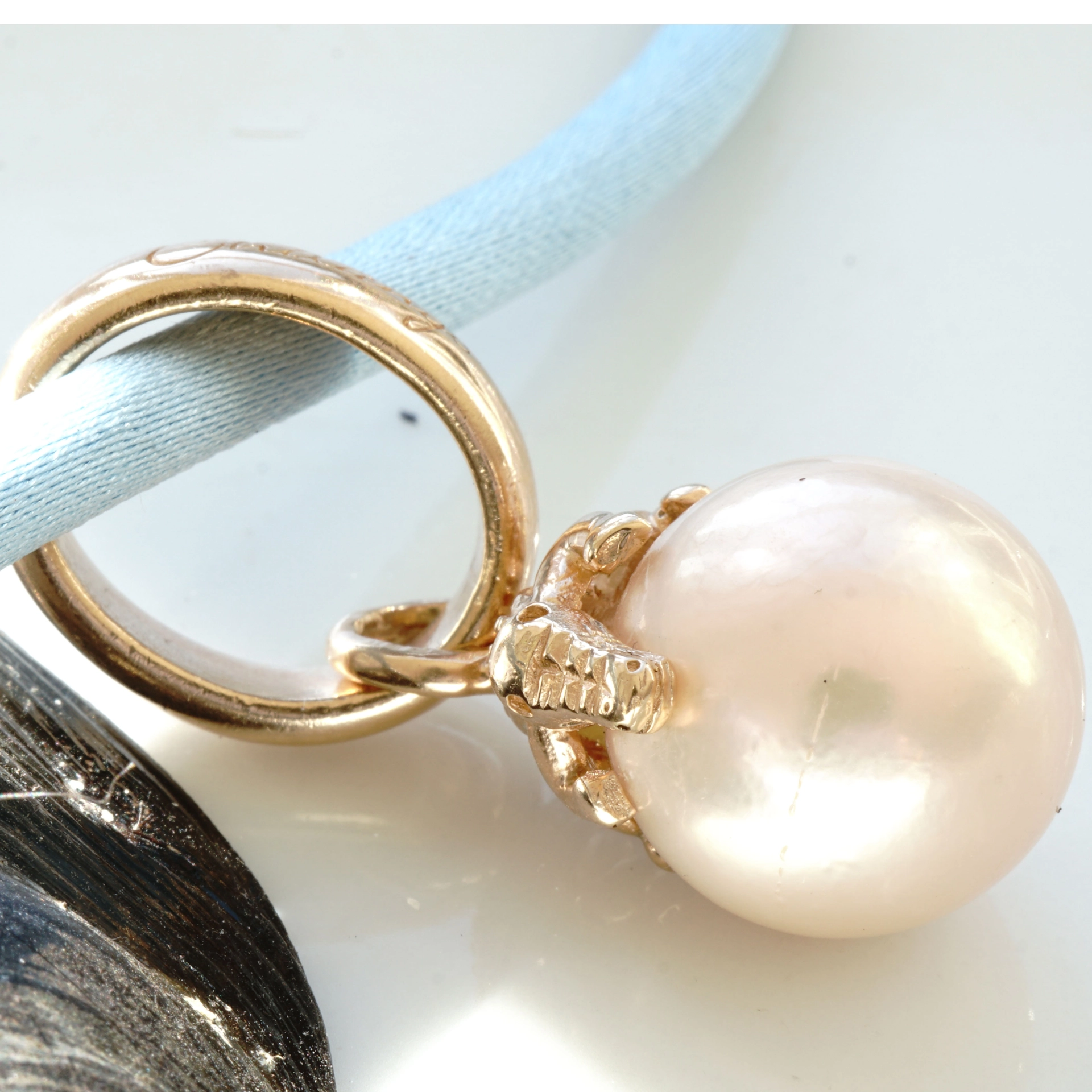 The best Silver Jewelery forever....Pendant Crocs Pearl