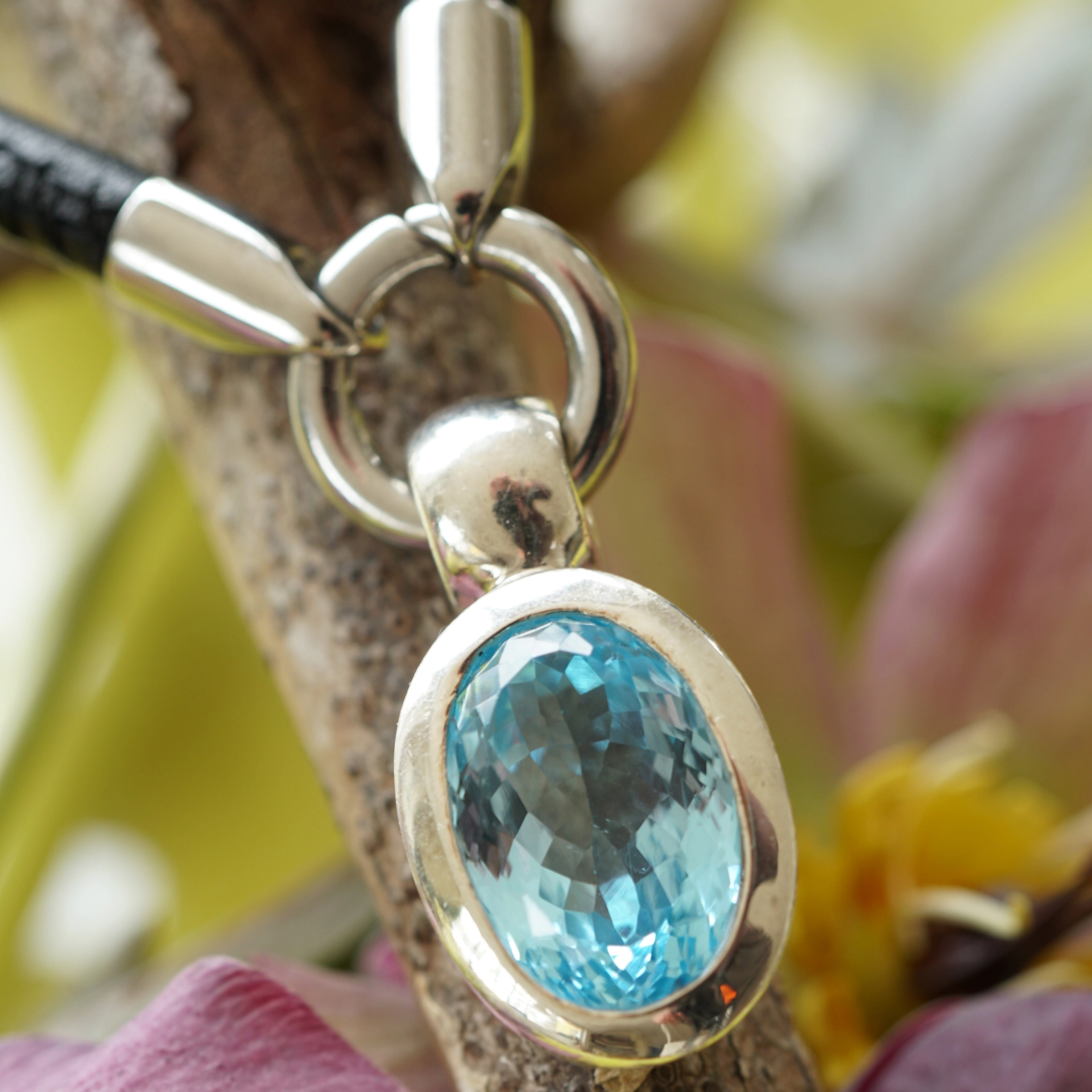 Blautopas Anhänger in 925er Silber rhodiniert 30 mm x 15,5 mm blue mood