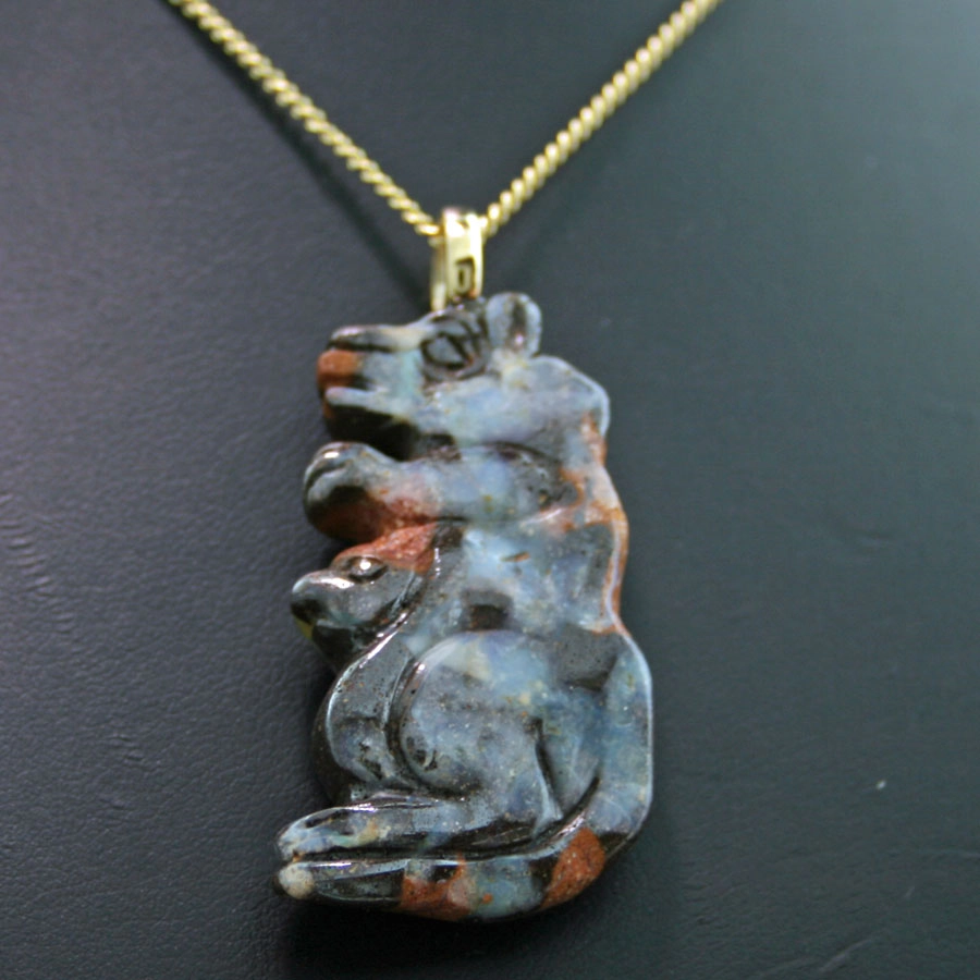 Tier-Anhänger aus Opal-Matrix mit großer Rundöse in 585er-Gold