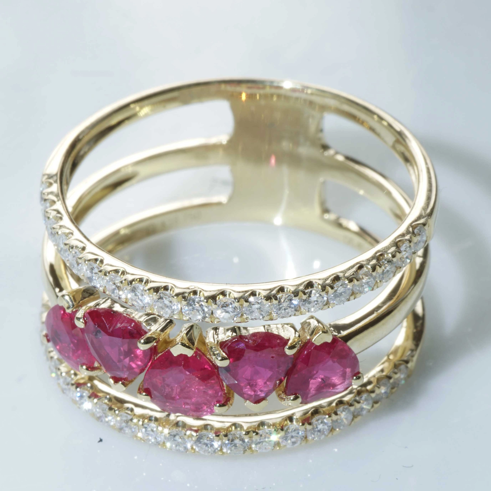 Ruby Brilliant Ring 18 kt Yellowgold....5 Hearts for special occasions....