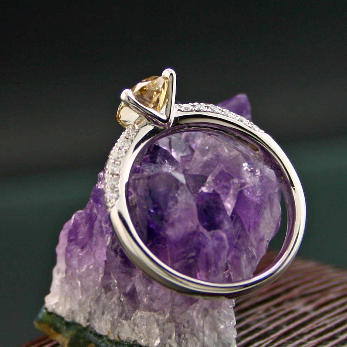 Diamant-Tropfen-1.58 ct-900er-Platin-Ring mit Besatzbrillanten-0.37 ct