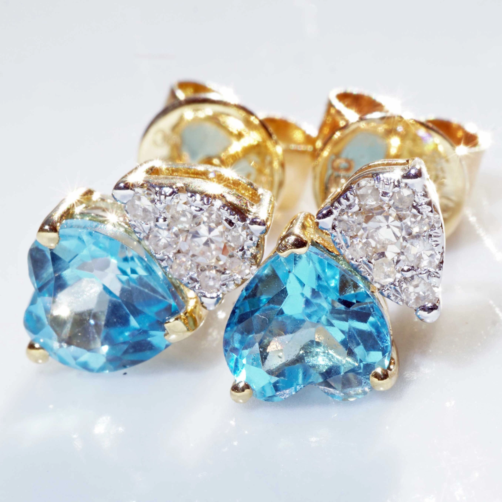 Heart shaped Blue Topaz Earrings 18 kt Yellow Gold with Diamonds