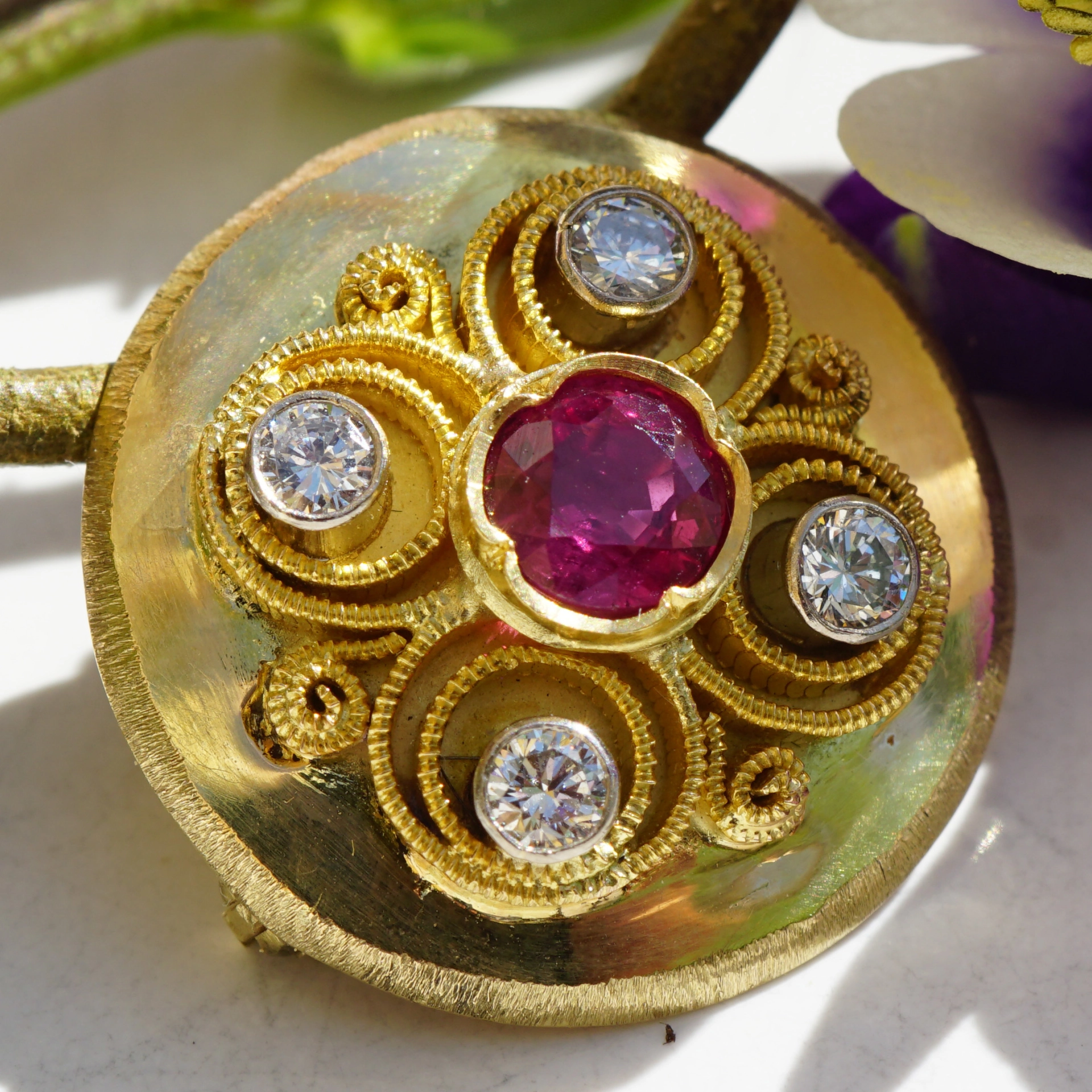 Rubin Brillant Brosche Vintage 60er Jahre Gelbgold 21 mm D.  m. Anhängeröse