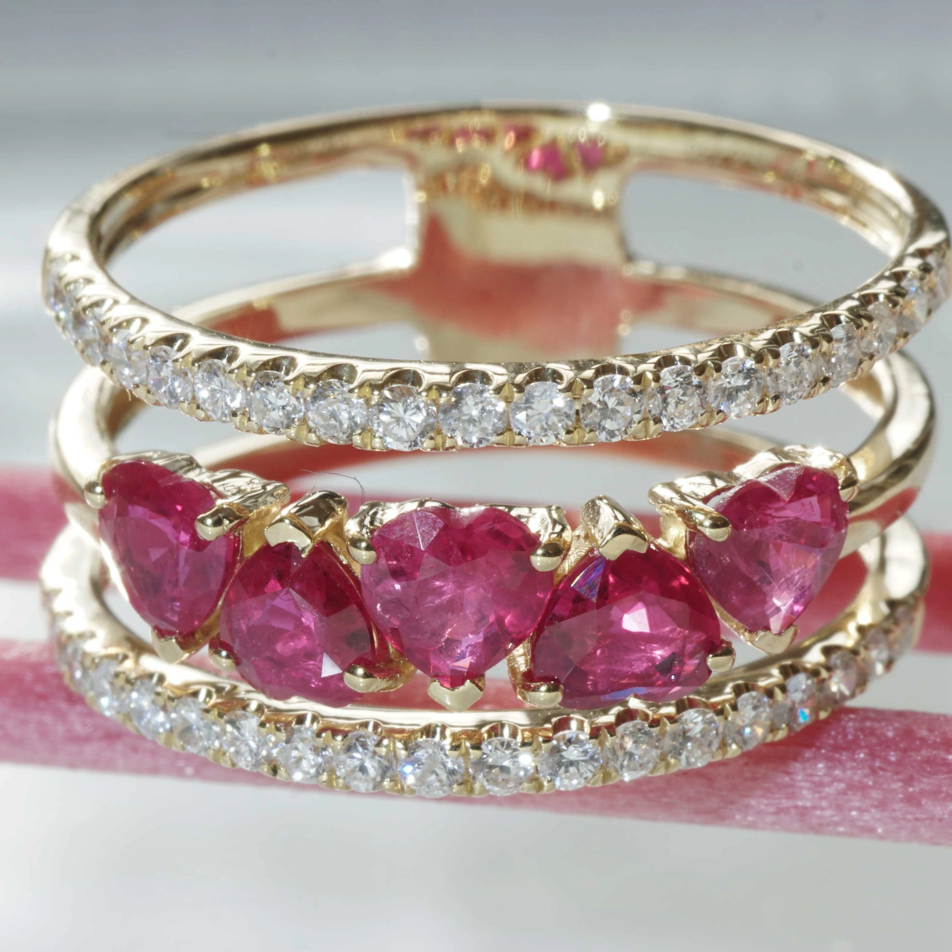 Ruby Brilliant Ring 18 kt Yellowgold....5 Hearts for special occasions....