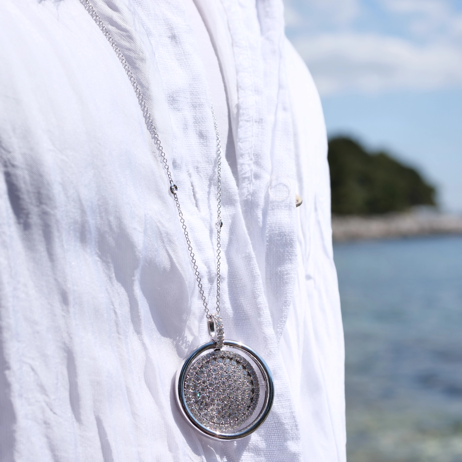 High Quality of Diamonds and a Special Workmanship makes a marvelous Piece of Jewelry