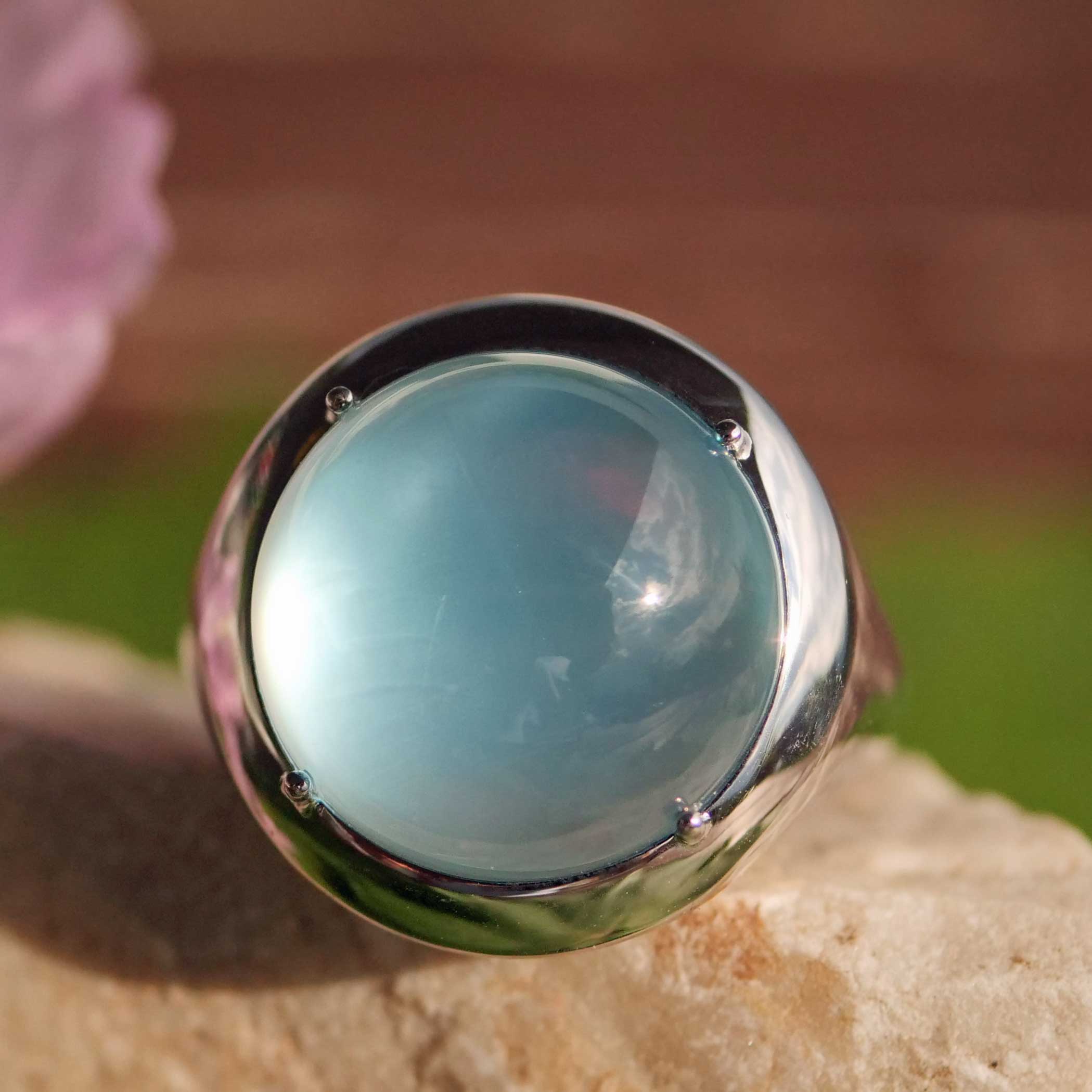 Modern Blue Topaz Mother of Pearl Ring 750 White Gold skyblue Bubble 20 mm diameter