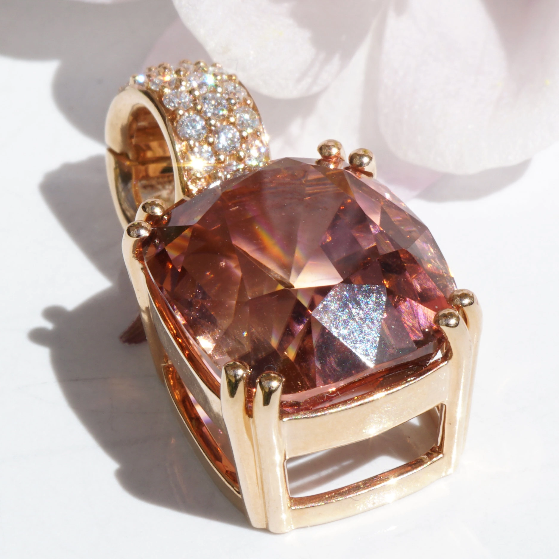Tourmaline Brilliant Pendant in 750 Rose gold Sunset Beach Color 9.85 ct Africa/Congo
