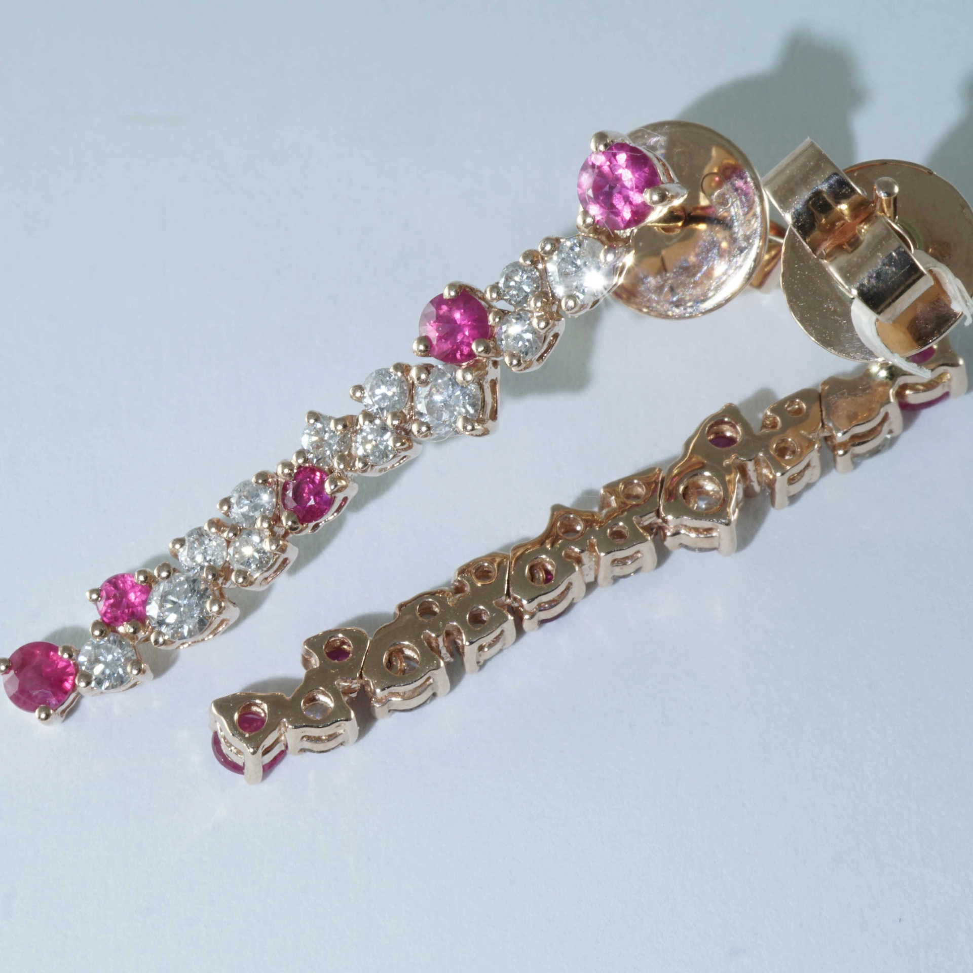 SON04236-Rubin-Brillant-Ohrhaenger-750er-Rosegold-0-40-ct-0-56-ct-unlimited-Glory-tolles-Design Ruby Brilliant Earrings 18 kt Rose Gold...for a glorious Appearance