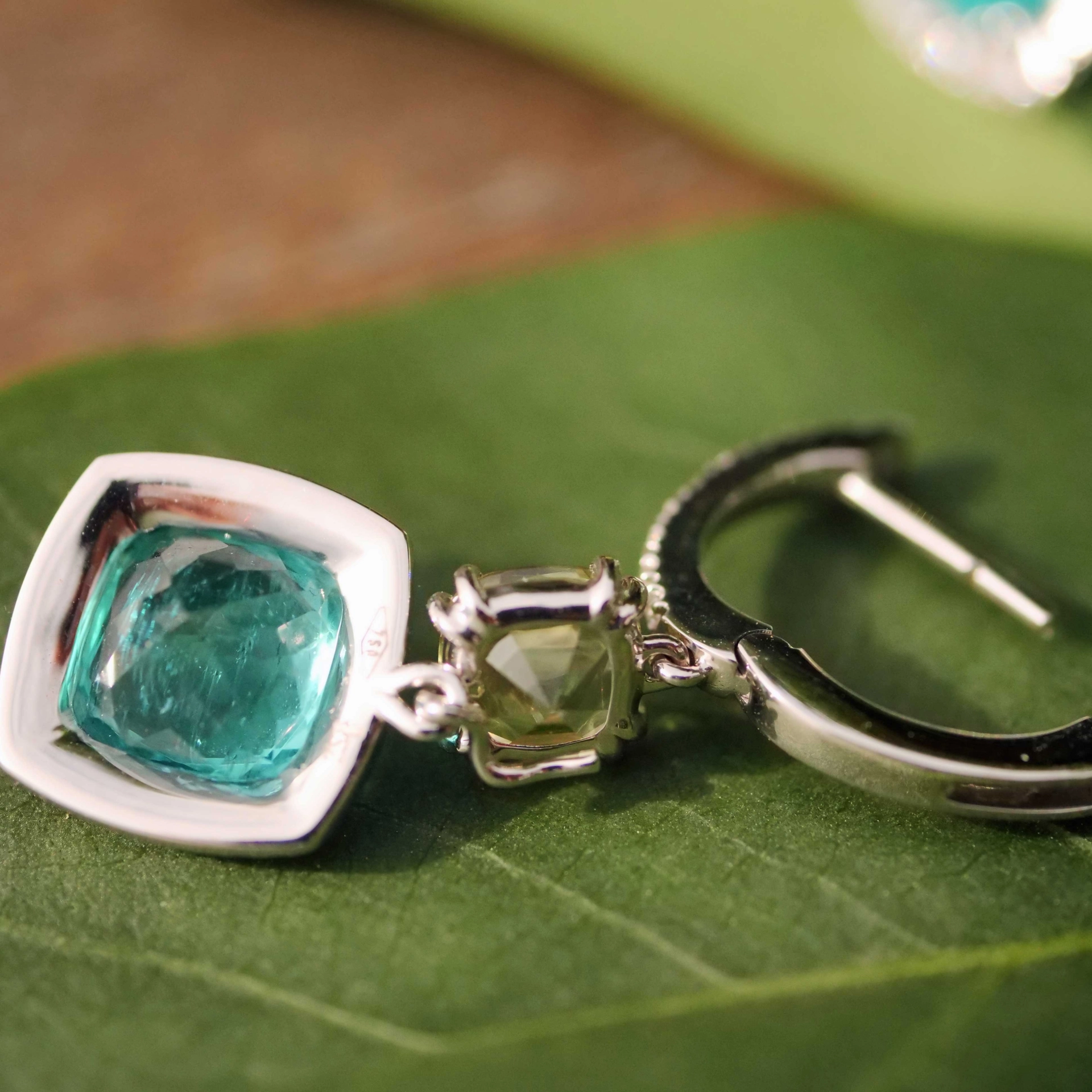 Neon blue paraibacolored Apatite Chrysoberyl Earrings High End 18 kt Jewellery MAGNIFIC