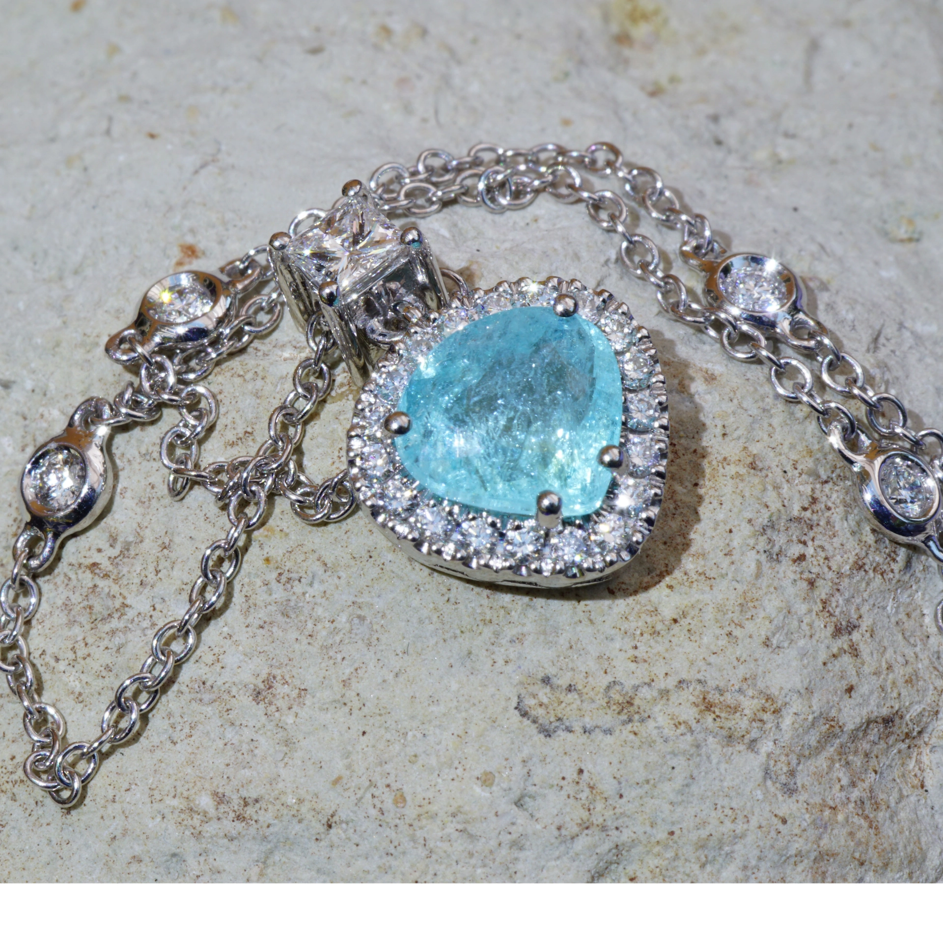great paraiba turmalin of 128 ct, AAA brilliant. swimmingpool blue-green 18 kt whitegold