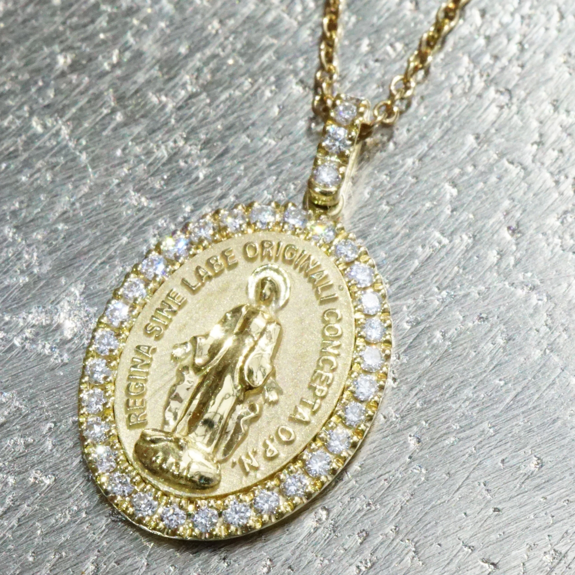 Sweet Madonna Pendant made in Italy, perfectly set in 750 Rose Gold 0.21 ct TW VS