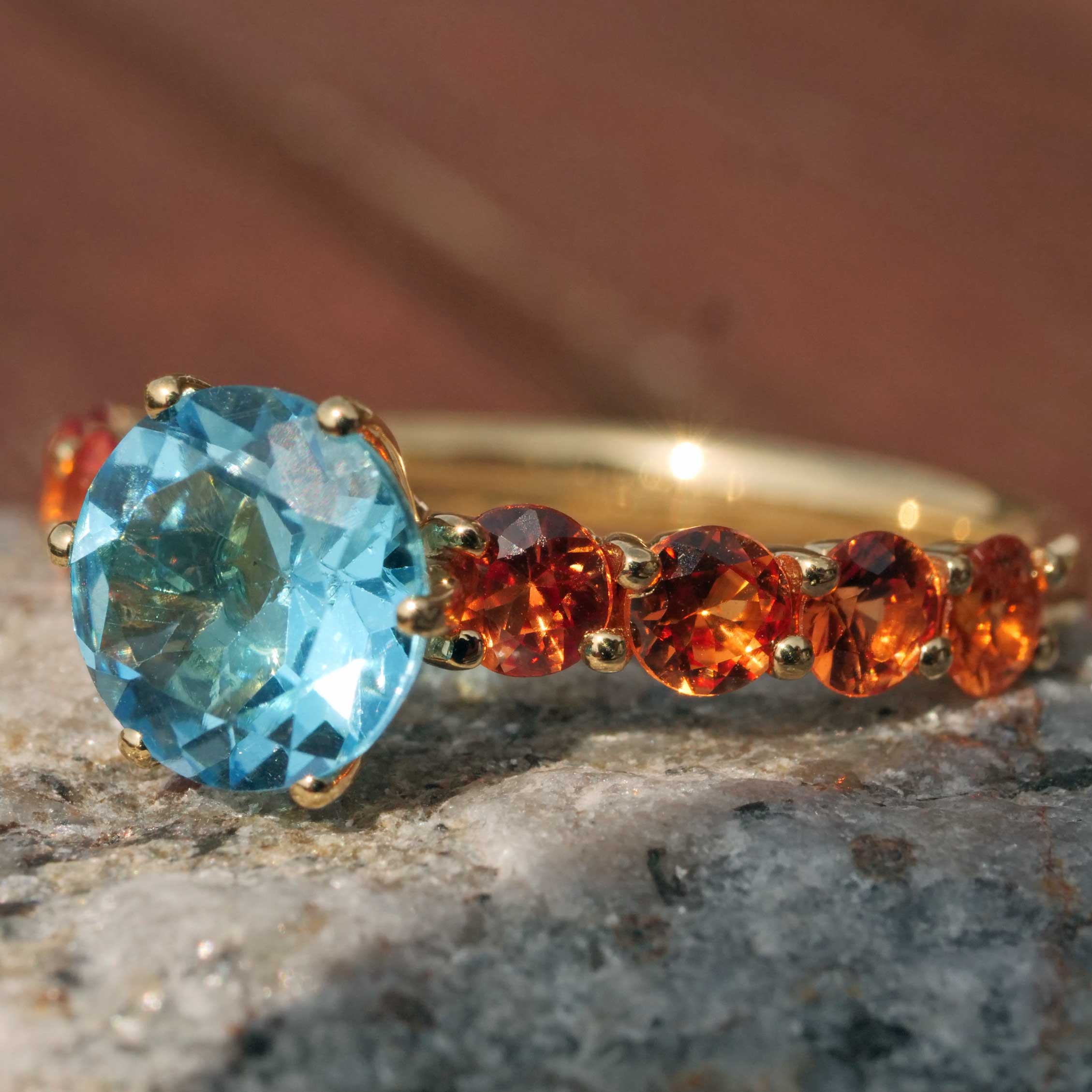 Cool Color Gemstone Jewellery I Sapphire Topaz Ring in 750 Yellow Gold 2.41 ct in Sky Blue and Mandarin Orange