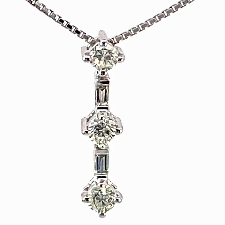 Eye-catcher Pendant with brilliant-cut Diamonds and Diamond Baguettes total approx. 0.33 ct W / VS-SI 750 White Gold