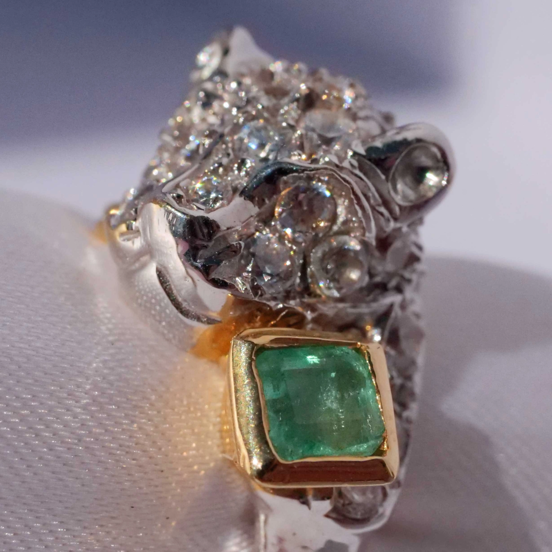 Emerald big Cat Ring 18 kt White Gold 0.25 ct beautifully designed