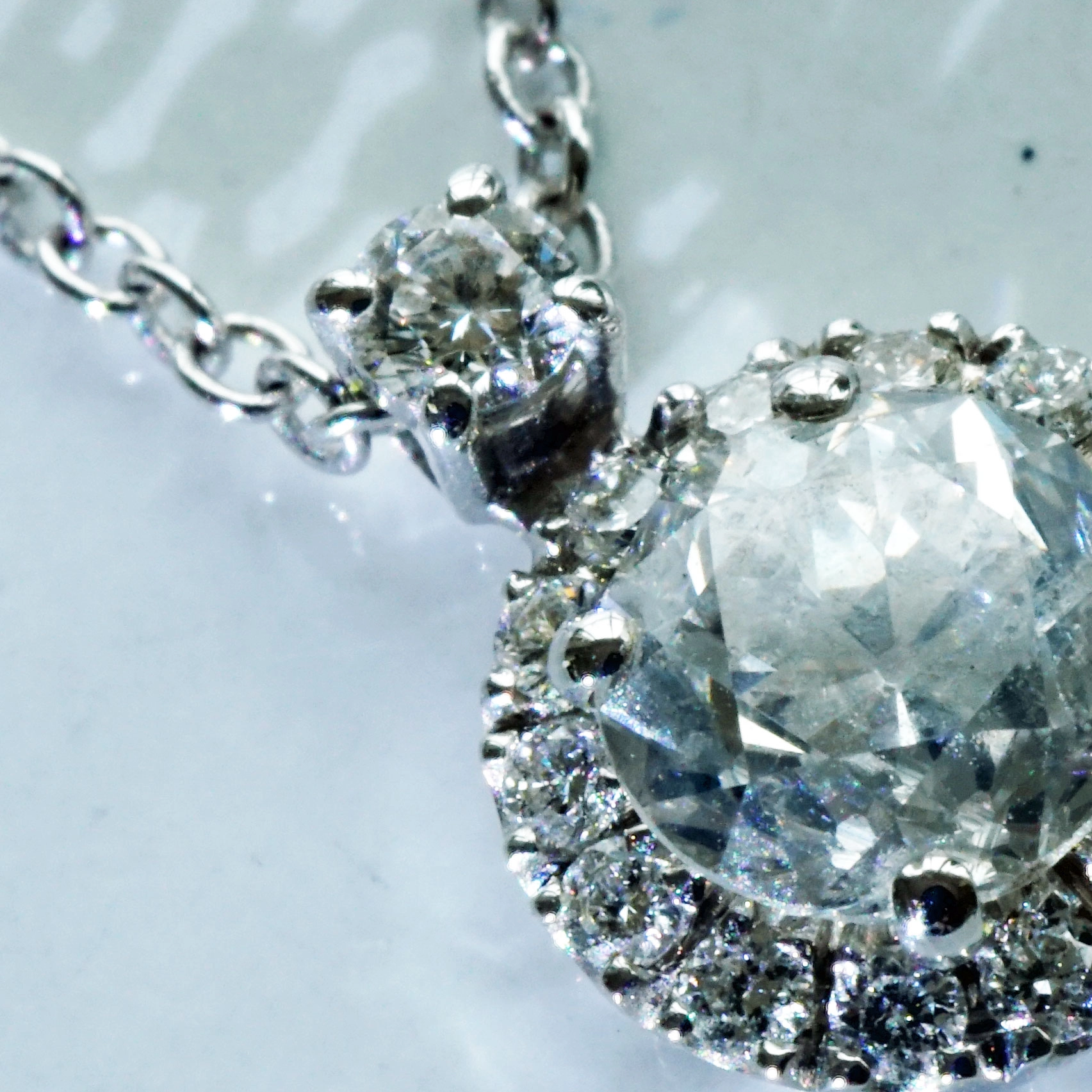 A wonderful 5,5 mm oldcut diamond of 0.76 ct, W / SI2, modern setting, made in 750 white gold, set in halo style