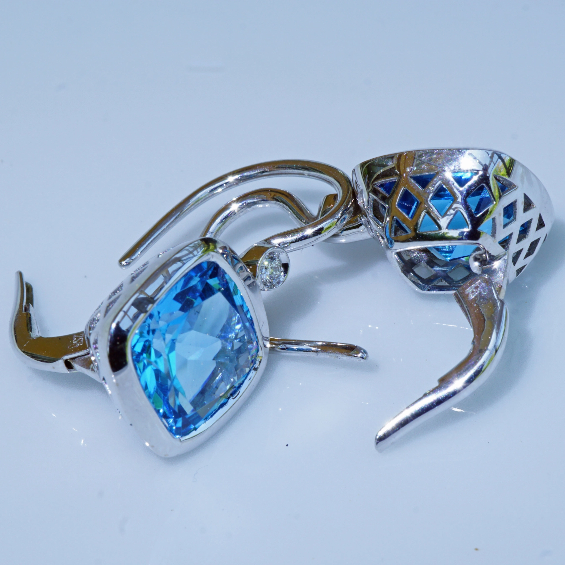 Earrings with Brilliant and Blue Topaz 18 kt White Gold....great Setting made in Italy