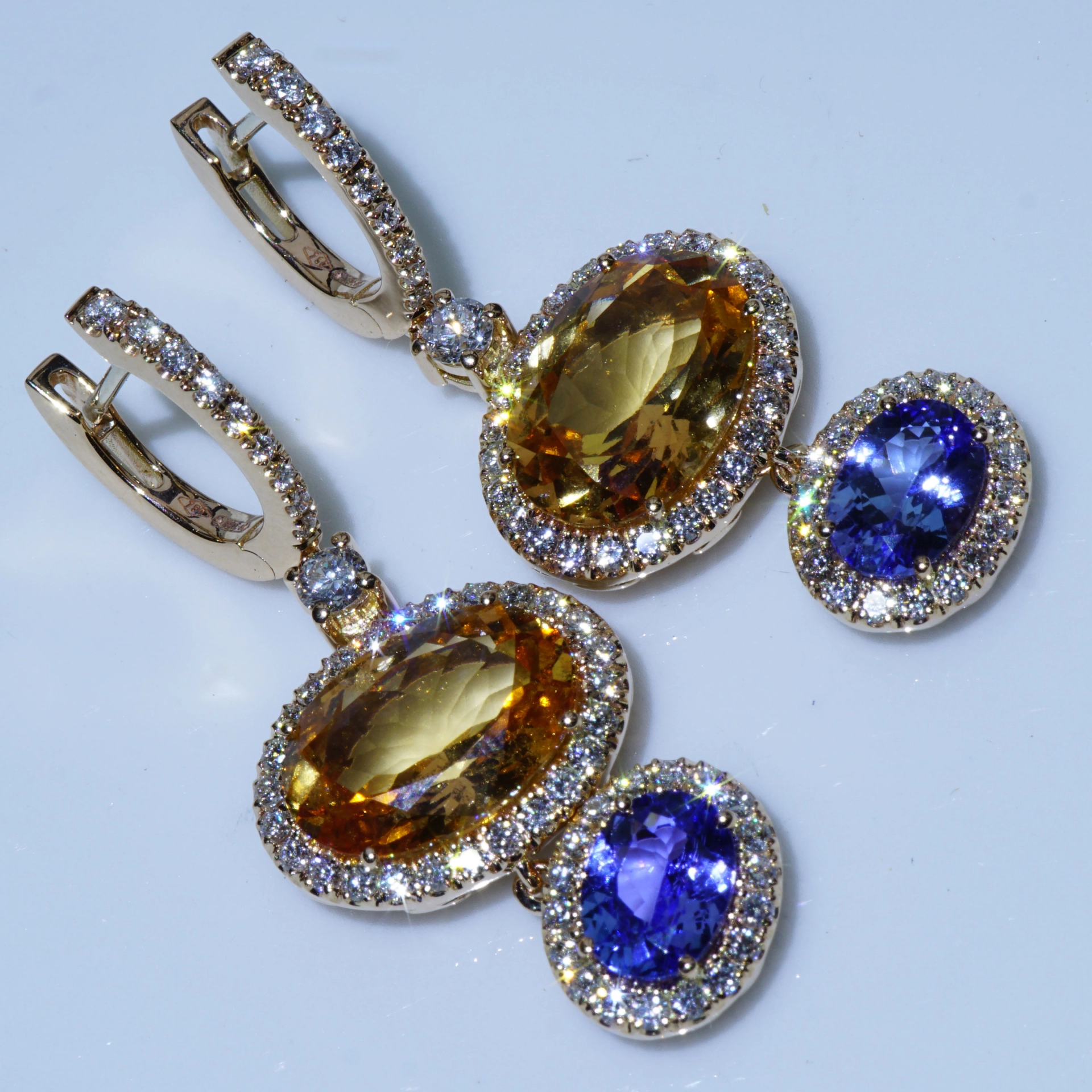 Stunningly beautiful Earrings with apricot-colored Garnet and Tanzanite 18 kt Rosegold