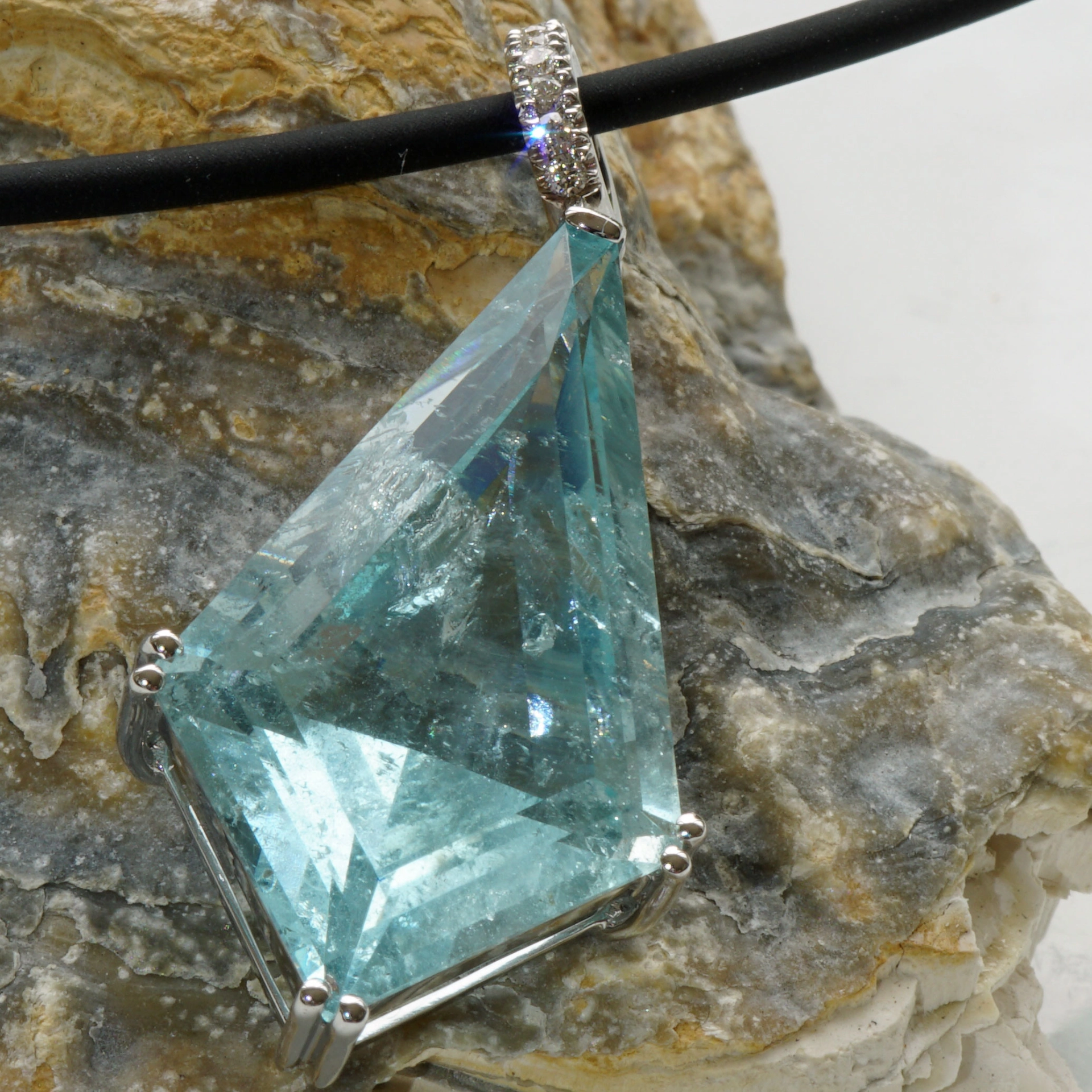 Dragonshape Aquamarin Pendant Whitegold..dark Color