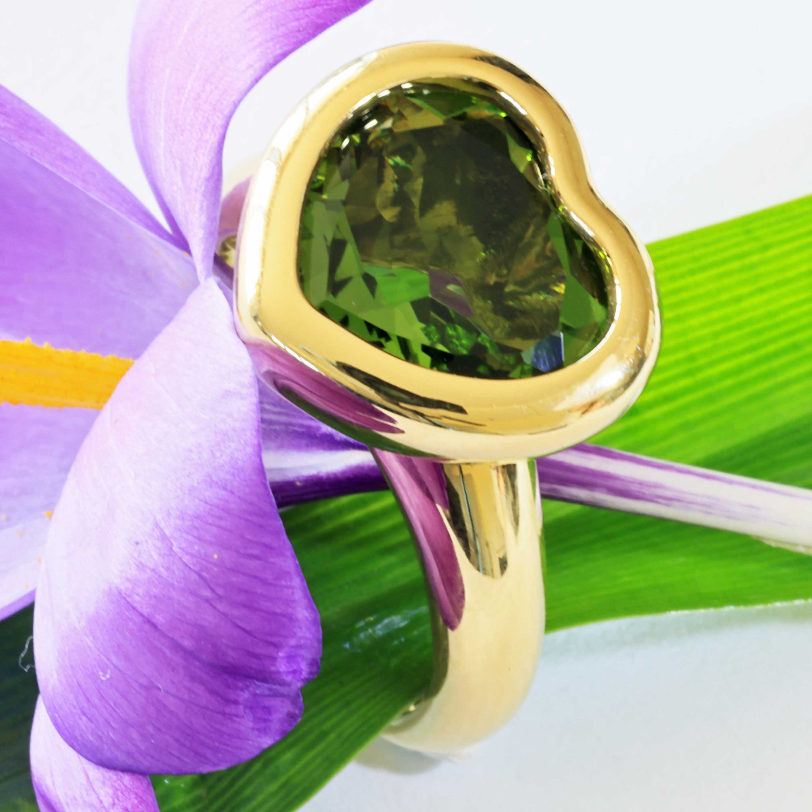 Peridot Heart Ring 750 Yellow Gold made in Valenza... a green modern Heart Ring in solid Gold