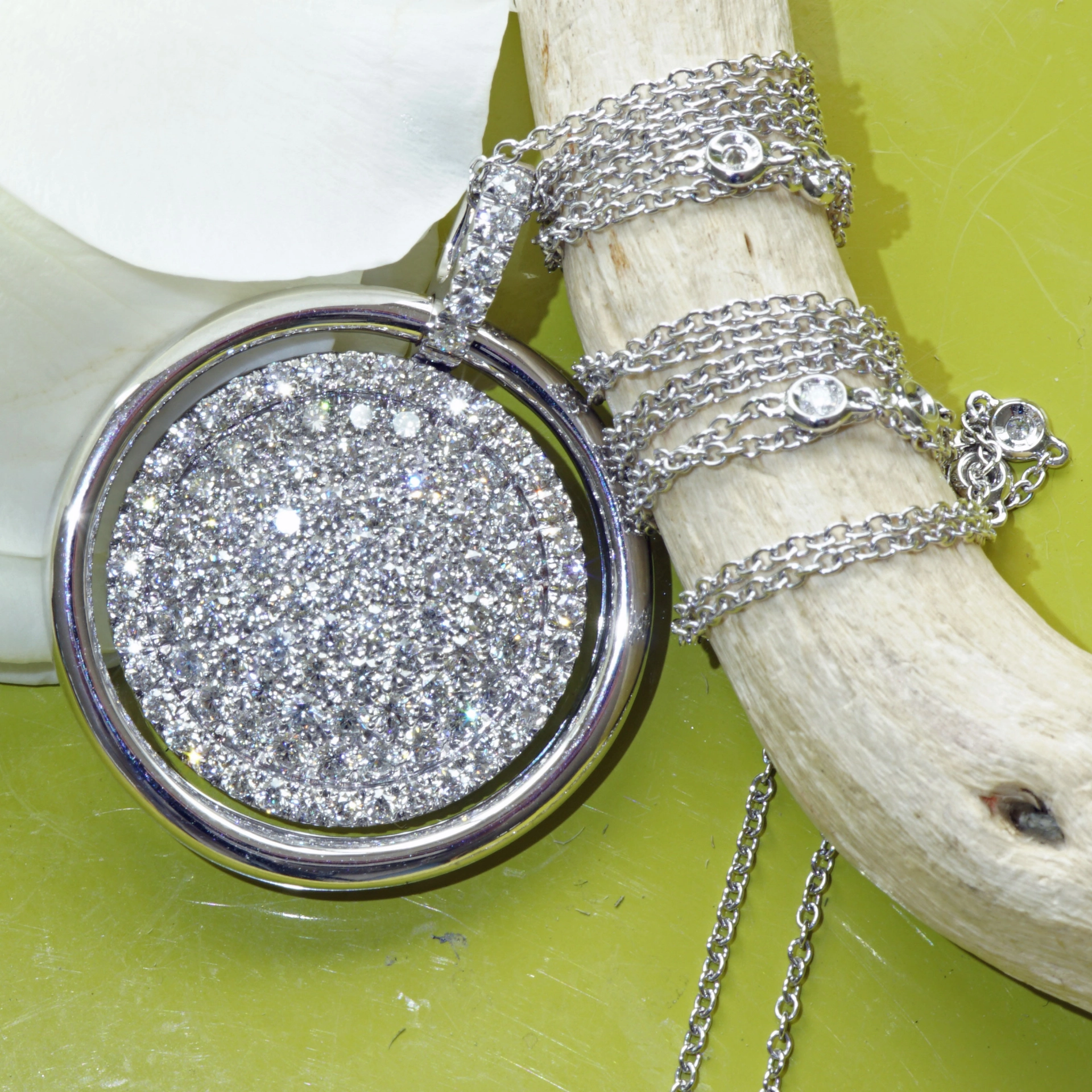 High Quality of Diamonds and a Special Workmanship makes a marvelous Piece of Jewelry