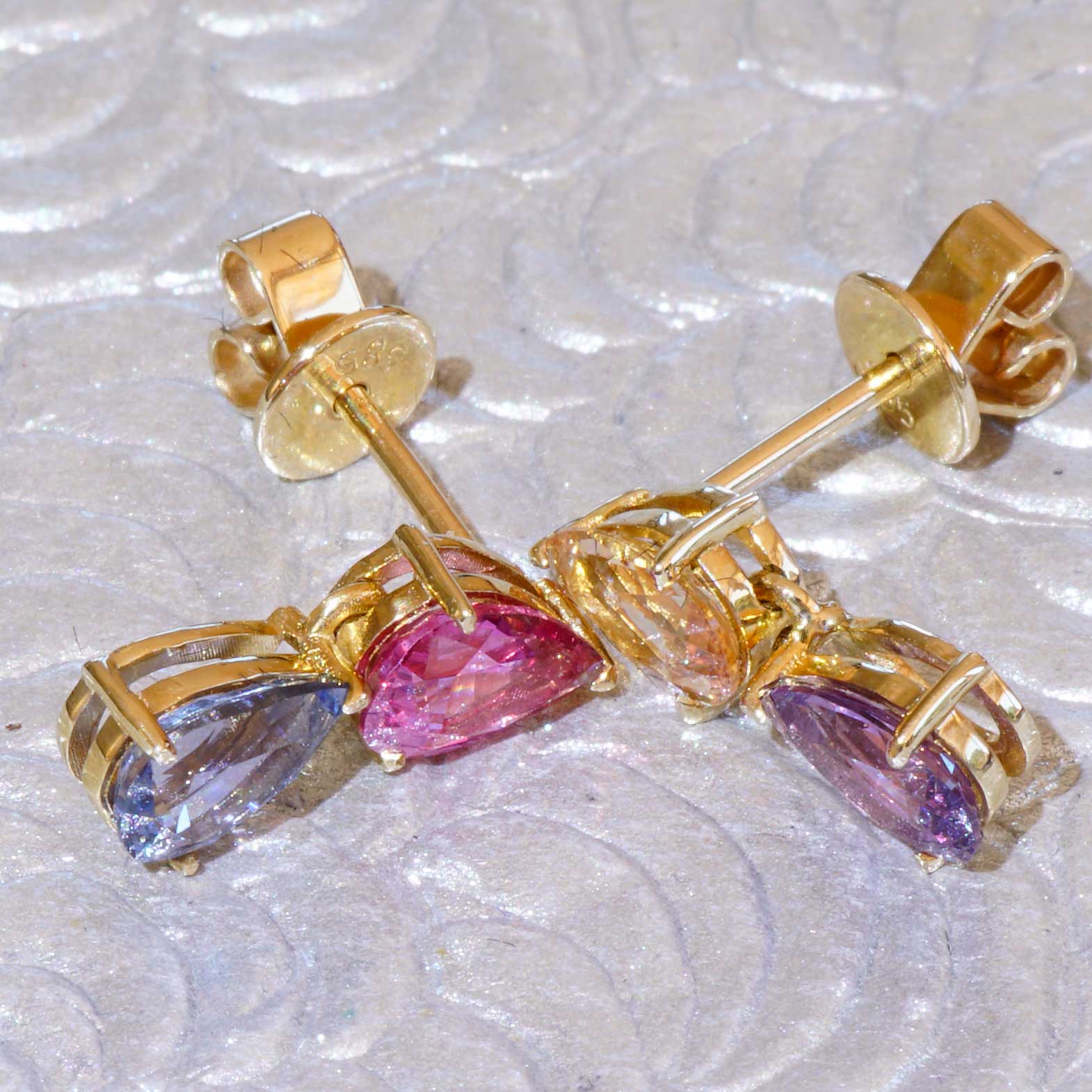 Saphire Earrings blue pink apricot purple 18 kt Yellow Gold Ilanka Mine Madagascar